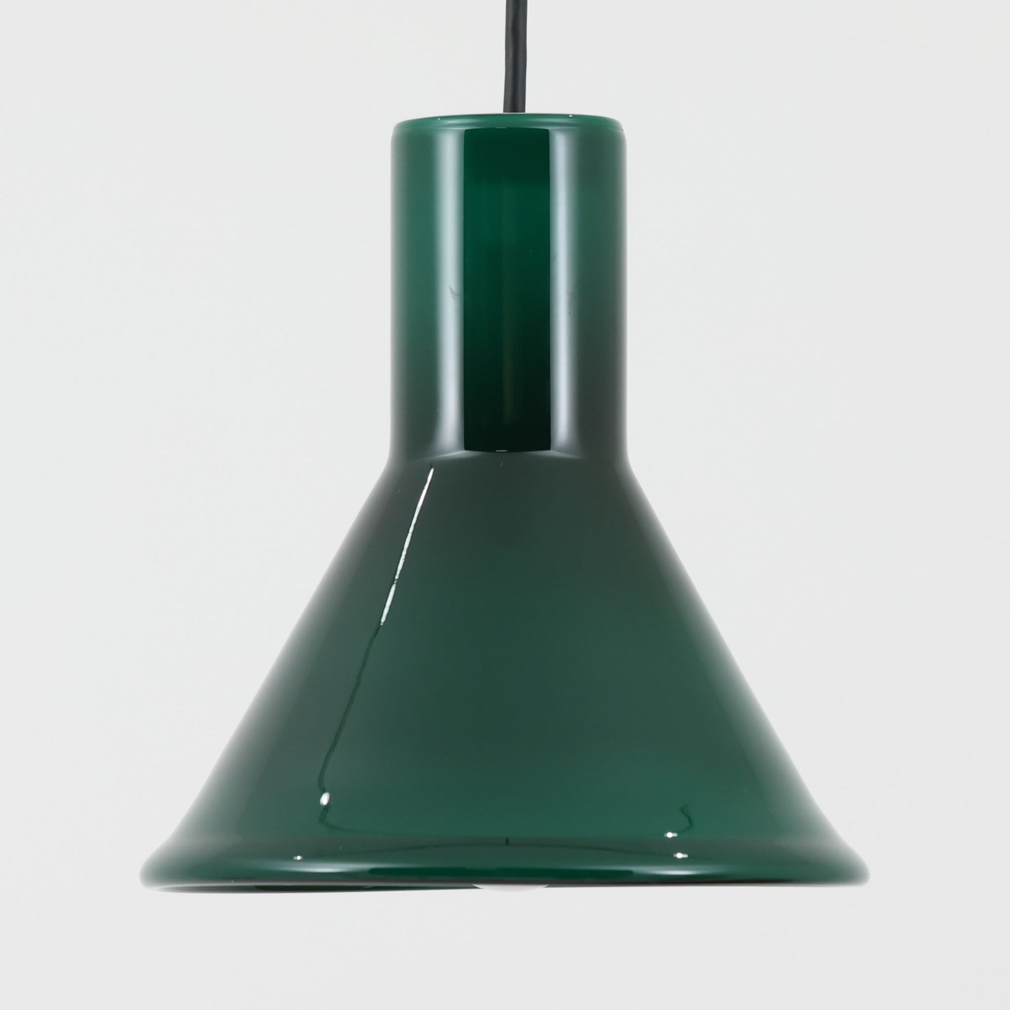 北欧より買い付けた、ホルムガード社製(現Royal Copenhagen)ビンテージランプです。照明部分はデンマークを代表する照明メーカーFog & Morup社によって作成されています。Holmegaard 社のペンダントライトの中でも人気の「P&T PENDEL」シリーズで内と外側の2層の色味が特徴的です。消灯＆点灯時にそれぞれ違った表情を見せてくれる素敵なデザインです。
