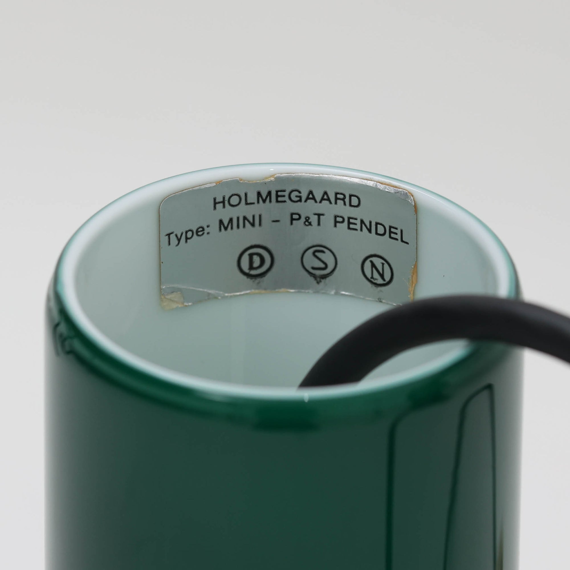 北欧より買い付けた、ホルムガード社製(現Royal Copenhagen)ビンテージランプです。照明部分はデンマークを代表する照明メーカーFog &amp; Morup社によって作成されています。Holmegaard 社のペンダントライトの中でも人気の「P&amp;T PENDEL」シリーズで内と外側の2層の色味が特徴的です。消灯＆点灯時にそれぞれ違った表情を見せてくれる素敵なデザインです。