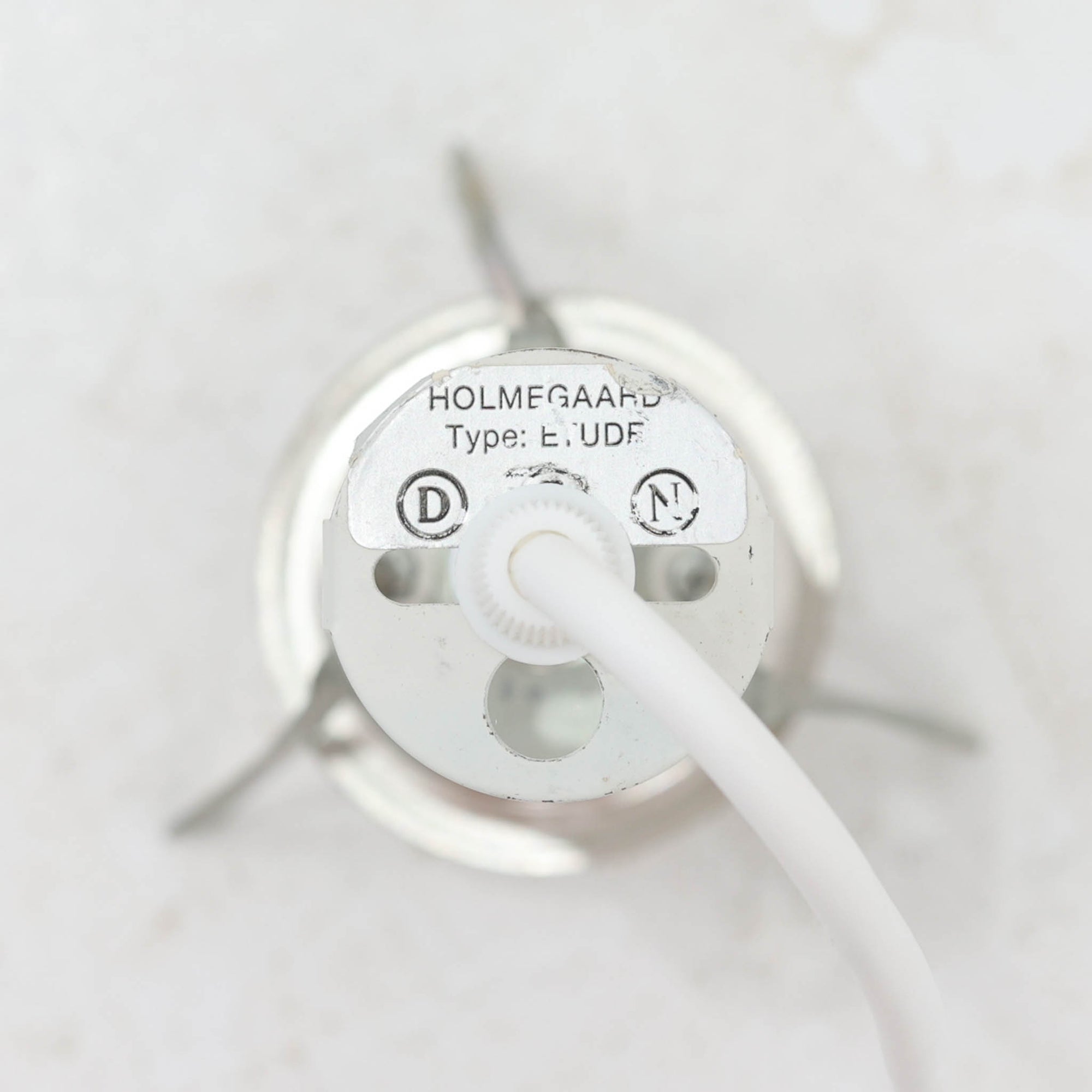 Holmegaardの「Etude」、Michael Bangによるデザインのデンマーク製ビンテージペンダントライトです。ガラスならではの滑らかな曲線を描くシェードは、中央のふくらみから裾へ大きく広がる優美なフォルムが印象的。乳白色のガラスが光を柔らかく透過し、点灯時には温かく穏やかな明かりが空間に広がります。存在感があり、ダイニングの主照明にもおすすめ。繊細なガラス造形に北欧ビンテージならではの美しさを感じられる一灯です。