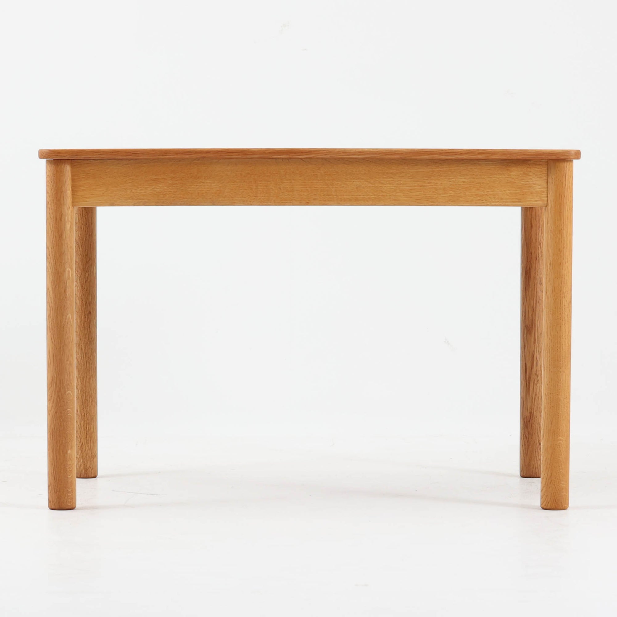 Borge Mogensenがデザインし、Fredericiaが手掛けたModel 5350 サイドテーブルです。オーク無垢材を贅沢に使用し、素材の質感を活かしたシンプルで堅牢な構造が特徴。直線を基調とした無駄のないフォルムと丸脚の柔らかな印象が調和し、モーエンセンらしい実用性と美しさを兼ね備えています。幅75cmの扱いやすいサイズで、ソファ横やベッドサイド、ちょっとした作業台としても活躍。経年により深みを増した木肌が、北欧ビンテージならではの落ち着いた存在感を空間にもたらします。