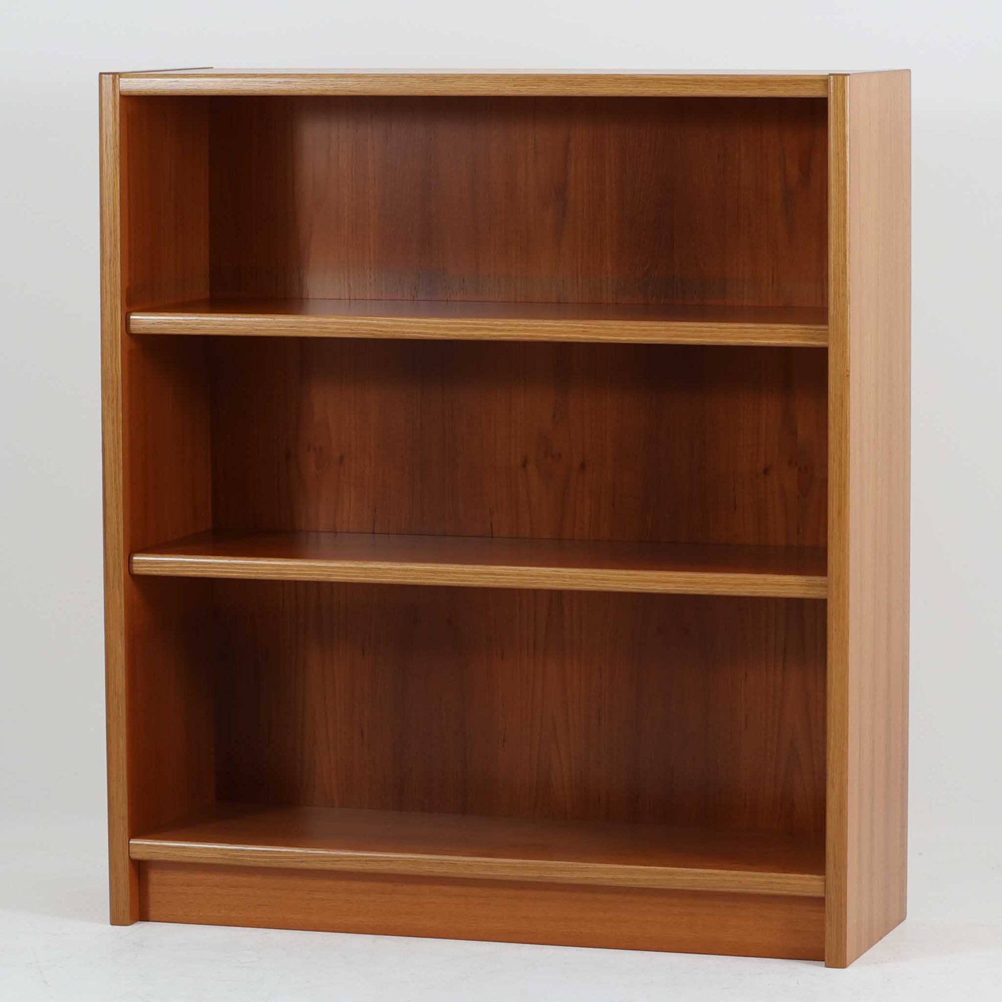 デンマーク製ブックシェルフです。小ぶりなサイズ感で扱いやすく、チーク材ならではの深みある木目と、縁にあしらわれた明るい木部のコントラストが北欧らしい端正な表情を生み出しています。無駄を削ぎ落としたシンプルな構造は圧迫感が少なく、書籍はもちろん、お気に入りの雑貨やオブジェを飾るディスプレイ棚としても活躍。リビングや寝室、デスク横にも取り入れやすく、経年で増した木肌の風合いが空間に穏やかな温もりとビンテージならではの存在感を添える一台です。