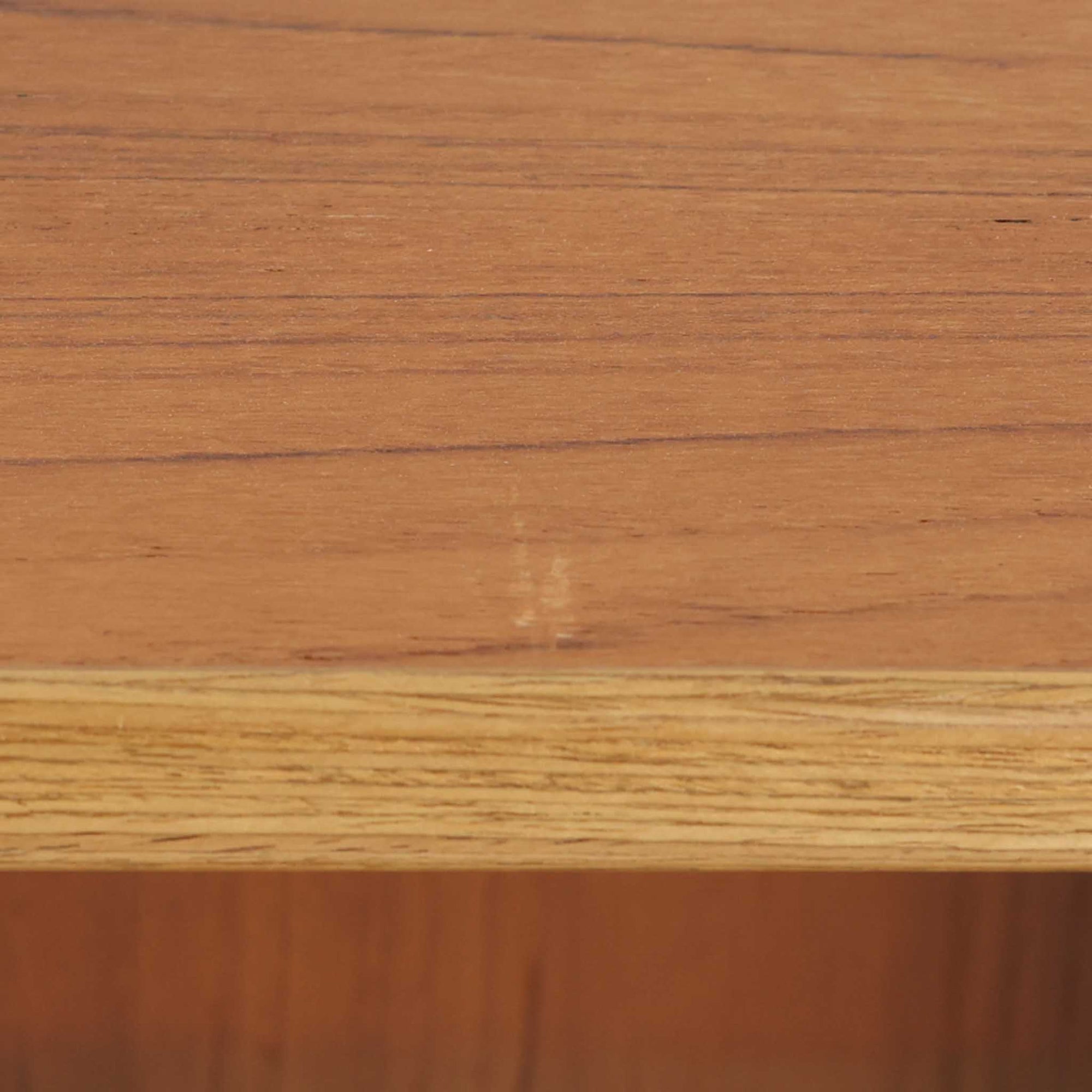 デンマーク製ブックシェルフです。小ぶりなサイズ感で扱いやすく、チーク材ならではの深みある木目と、縁にあしらわれた明るい木部のコントラストが北欧らしい端正な表情を生み出しています。無駄を削ぎ落としたシンプルな構造は圧迫感が少なく、書籍はもちろん、お気に入りの雑貨やオブジェを飾るディスプレイ棚としても活躍。リビングや寝室、デスク横にも取り入れやすく、経年で増した木肌の風合いが空間に穏やかな温もりとビンテージならではの存在感を添える一台です。