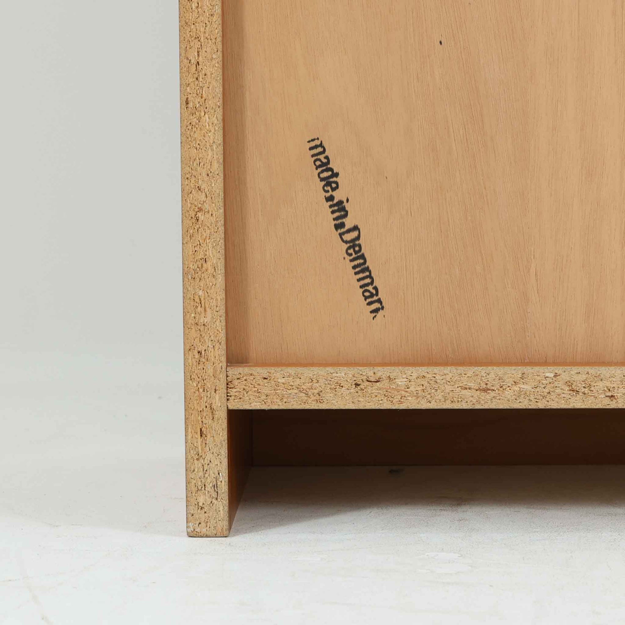 デンマーク製ブックシェルフです。小ぶりなサイズ感で扱いやすく、チーク材ならではの深みある木目と、縁にあしらわれた明るい木部のコントラストが北欧らしい端正な表情を生み出しています。無駄を削ぎ落としたシンプルな構造は圧迫感が少なく、書籍はもちろん、お気に入りの雑貨やオブジェを飾るディスプレイ棚としても活躍。リビングや寝室、デスク横にも取り入れやすく、経年で増した木肌の風合いが空間に穏やかな温もりとビンテージならではの存在感を添える一台です。