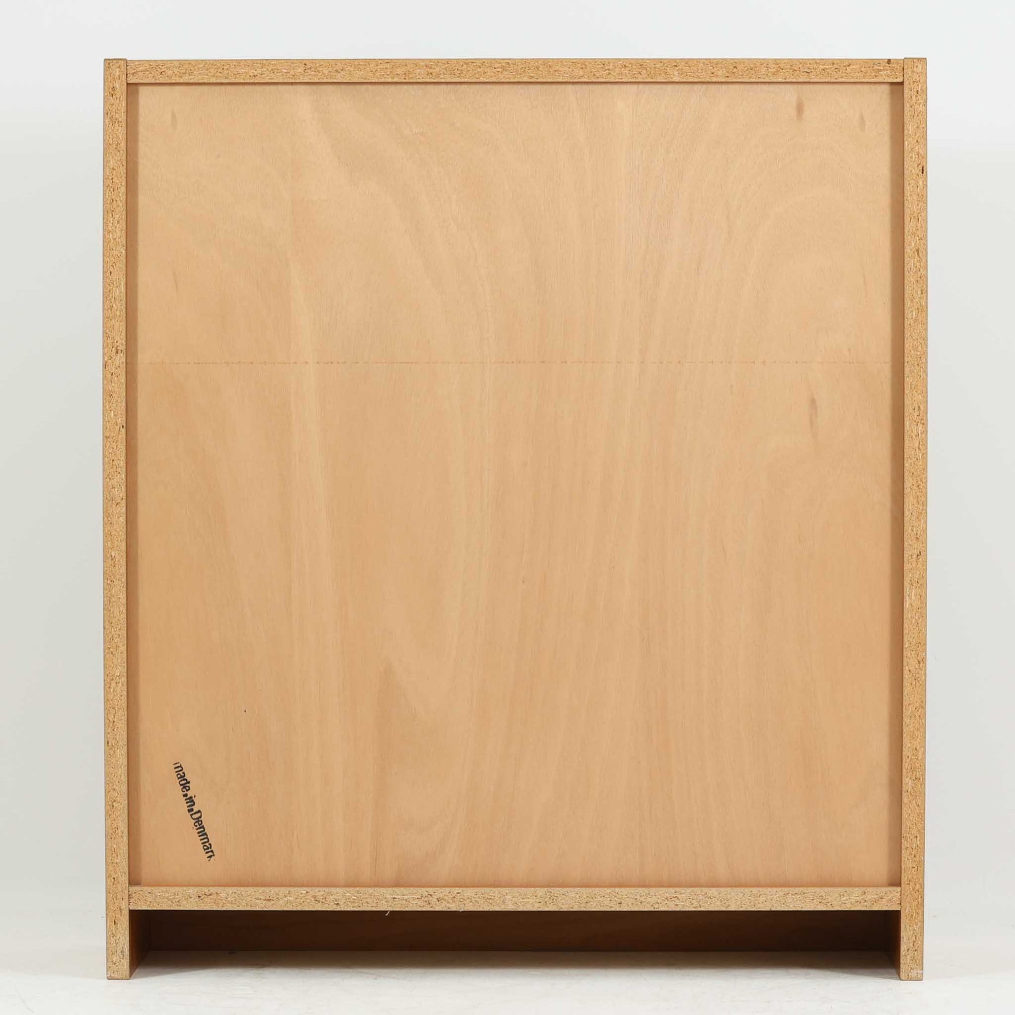 デンマーク製ブックシェルフです。小ぶりなサイズ感で扱いやすく、チーク材ならではの深みある木目と、縁にあしらわれた明るい木部のコントラストが北欧らしい端正な表情を生み出しています。無駄を削ぎ落としたシンプルな構造は圧迫感が少なく、書籍はもちろん、お気に入りの雑貨やオブジェを飾るディスプレイ棚としても活躍。リビングや寝室、デスク横にも取り入れやすく、経年で増した木肌の風合いが空間に穏やかな温もりとビンテージならではの存在感を添える一台です。