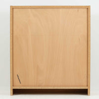 デンマーク製ブックシェルフです。小ぶりなサイズ感で扱いやすく、チーク材ならではの深みある木目と、縁にあしらわれた明るい木部のコントラストが北欧らしい端正な表情を生み出しています。無駄を削ぎ落としたシンプルな構造は圧迫感が少なく、書籍はもちろん、お気に入りの雑貨やオブジェを飾るディスプレイ棚としても活躍。リビングや寝室、デスク横にも取り入れやすく、経年で増した木肌の風合いが空間に穏やかな温もりとビンテージならではの存在感を添える一台です。