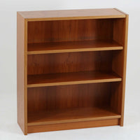 デンマーク製ブックシェルフです。小ぶりなサイズ感で扱いやすく、チーク材ならではの深みある木目と、縁にあしらわれた明るい木部のコントラストが北欧らしい端正な表情を生み出しています。無駄を削ぎ落としたシンプルな構造は圧迫感が少なく、書籍はもちろん、お気に入りの雑貨やオブジェを飾るディスプレイ棚としても活躍。リビングや寝室、デスク横にも取り入れやすく、経年で増した木肌の風合いが空間に穏やかな温もりとビンテージならではの存在感を添える一台です。