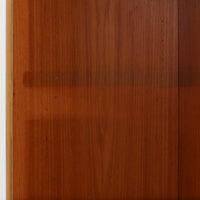 デンマーク製ブックシェルフです。小ぶりなサイズ感で扱いやすく、チーク材ならではの深みある木目と、縁にあしらわれた明るい木部のコントラストが北欧らしい端正な表情を生み出しています。無駄を削ぎ落としたシンプルな構造は圧迫感が少なく、書籍はもちろん、お気に入りの雑貨やオブジェを飾るディスプレイ棚としても活躍。リビングや寝室、デスク横にも取り入れやすく、経年で増した木肌の風合いが空間に穏やかな温もりとビンテージならではの存在感を添える一台です。