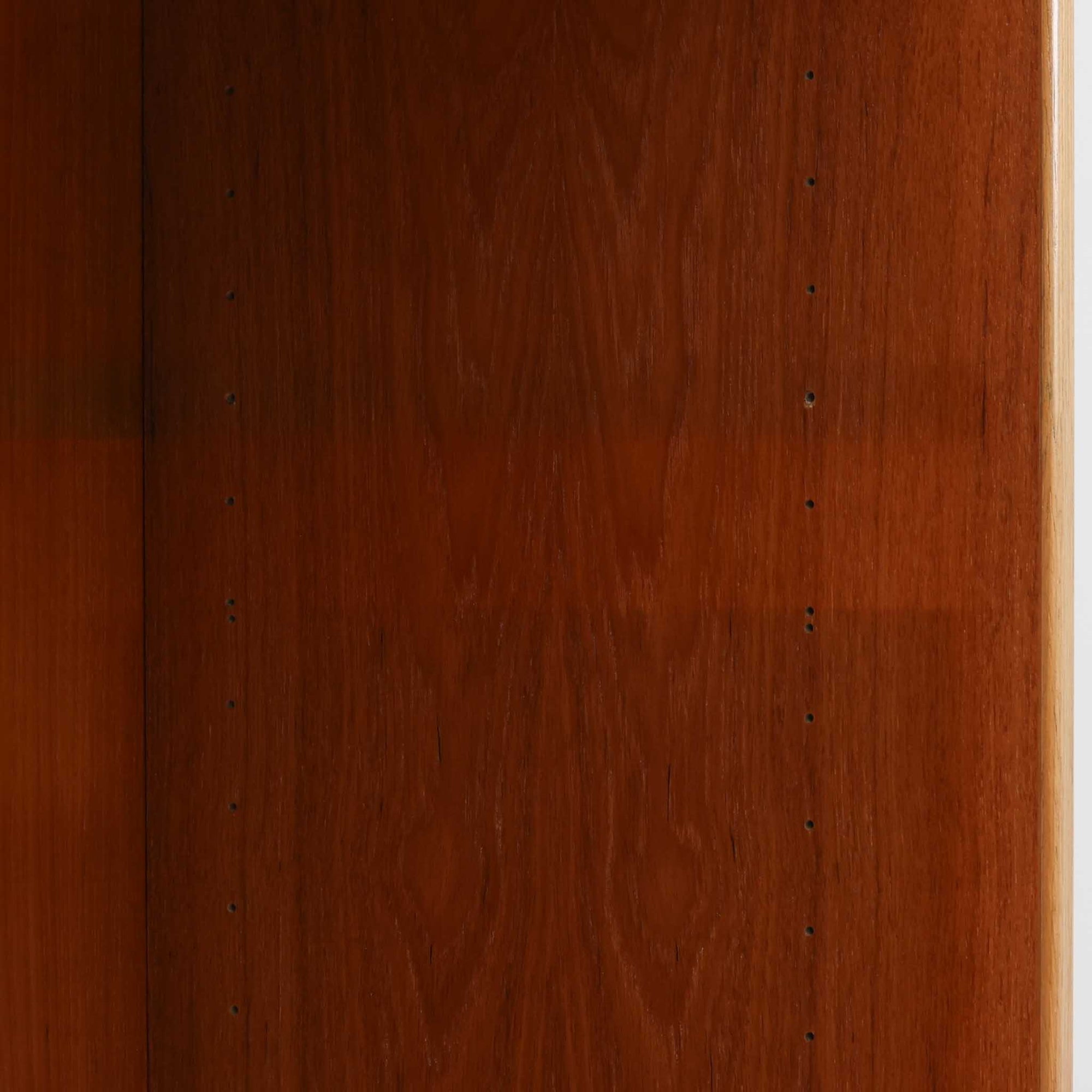 デンマーク製ブックシェルフです。小ぶりなサイズ感で扱いやすく、チーク材ならではの深みある木目と、縁にあしらわれた明るい木部のコントラストが北欧らしい端正な表情を生み出しています。無駄を削ぎ落としたシンプルな構造は圧迫感が少なく、書籍はもちろん、お気に入りの雑貨やオブジェを飾るディスプレイ棚としても活躍。リビングや寝室、デスク横にも取り入れやすく、経年で増した木肌の風合いが空間に穏やかな温もりとビンテージならではの存在感を添える一台です。