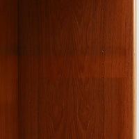 デンマーク製ブックシェルフです。小ぶりなサイズ感で扱いやすく、チーク材ならではの深みある木目と、縁にあしらわれた明るい木部のコントラストが北欧らしい端正な表情を生み出しています。無駄を削ぎ落としたシンプルな構造は圧迫感が少なく、書籍はもちろん、お気に入りの雑貨やオブジェを飾るディスプレイ棚としても活躍。リビングや寝室、デスク横にも取り入れやすく、経年で増した木肌の風合いが空間に穏やかな温もりとビンテージならではの存在感を添える一台です。