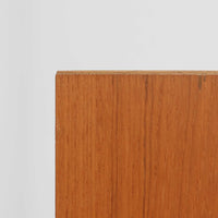 デンマーク製ブックシェルフです。小ぶりなサイズ感で扱いやすく、チーク材ならではの深みある木目と、縁にあしらわれた明るい木部のコントラストが北欧らしい端正な表情を生み出しています。無駄を削ぎ落としたシンプルな構造は圧迫感が少なく、書籍はもちろん、お気に入りの雑貨やオブジェを飾るディスプレイ棚としても活躍。リビングや寝室、デスク横にも取り入れやすく、経年で増した木肌の風合いが空間に穏やかな温もりとビンテージならではの存在感を添える一台です。