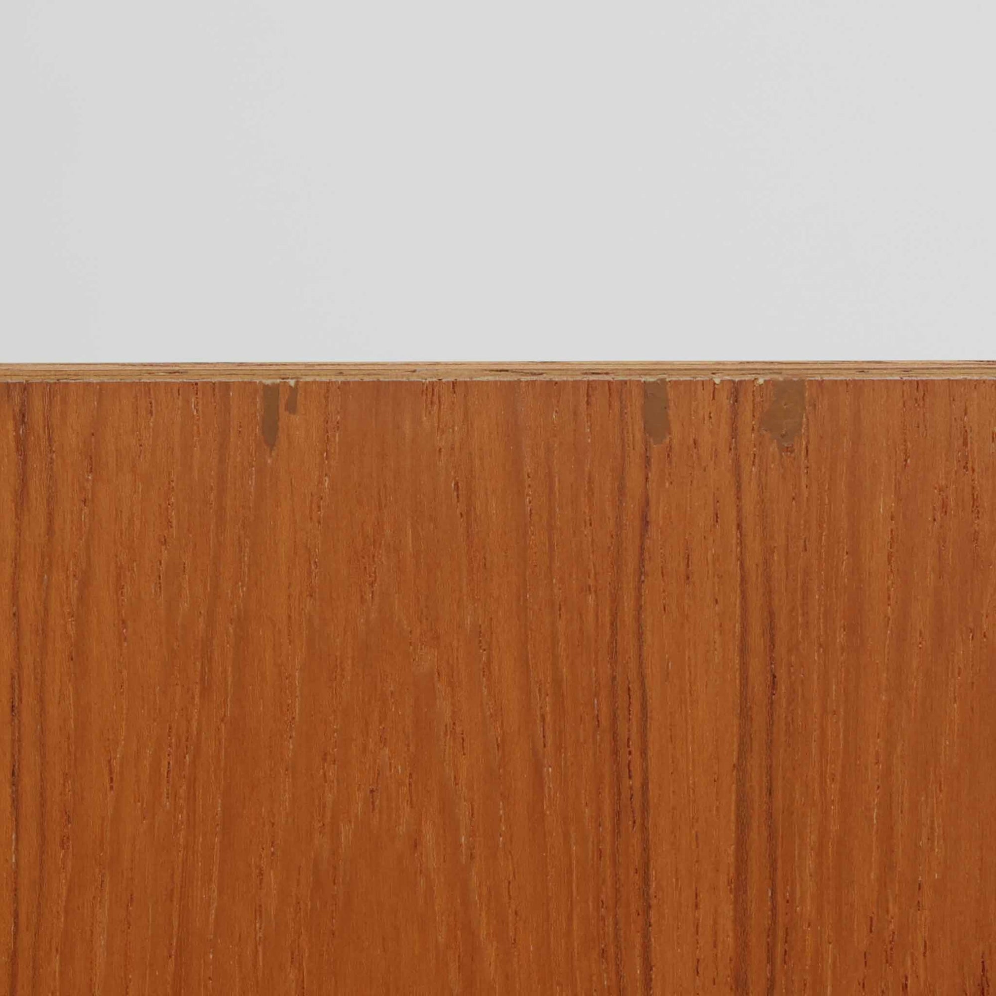 デンマーク製ブックシェルフです。小ぶりなサイズ感で扱いやすく、チーク材ならではの深みある木目と、縁にあしらわれた明るい木部のコントラストが北欧らしい端正な表情を生み出しています。無駄を削ぎ落としたシンプルな構造は圧迫感が少なく、書籍はもちろん、お気に入りの雑貨やオブジェを飾るディスプレイ棚としても活躍。リビングや寝室、デスク横にも取り入れやすく、経年で増した木肌の風合いが空間に穏やかな温もりとビンテージならではの存在感を添える一台です。