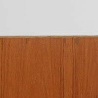 デンマーク製ブックシェルフです。小ぶりなサイズ感で扱いやすく、チーク材ならではの深みある木目と、縁にあしらわれた明るい木部のコントラストが北欧らしい端正な表情を生み出しています。無駄を削ぎ落としたシンプルな構造は圧迫感が少なく、書籍はもちろん、お気に入りの雑貨やオブジェを飾るディスプレイ棚としても活躍。リビングや寝室、デスク横にも取り入れやすく、経年で増した木肌の風合いが空間に穏やかな温もりとビンテージならではの存在感を添える一台です。