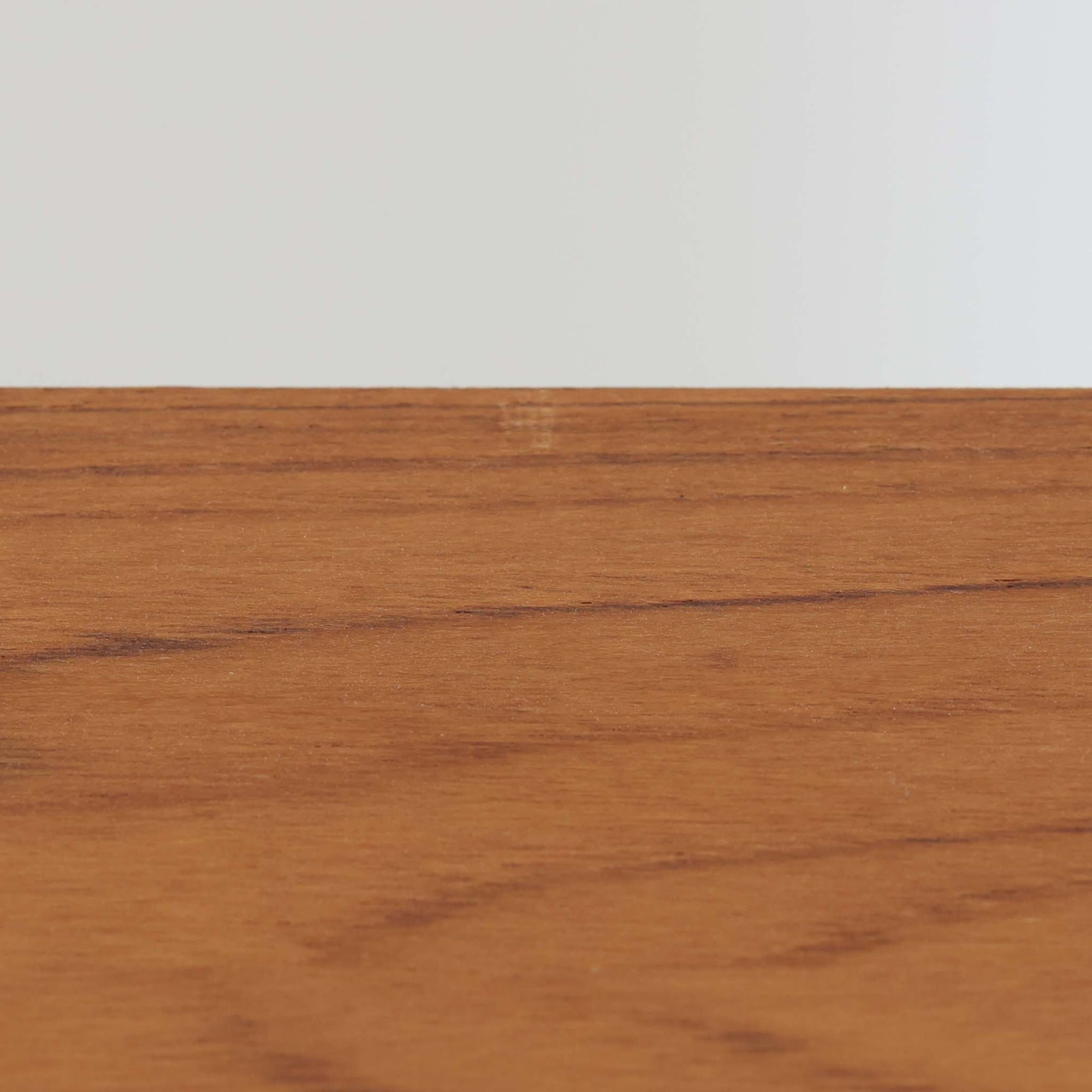 デンマーク製ブックシェルフです。小ぶりなサイズ感で扱いやすく、チーク材ならではの深みある木目と、縁にあしらわれた明るい木部のコントラストが北欧らしい端正な表情を生み出しています。無駄を削ぎ落としたシンプルな構造は圧迫感が少なく、書籍はもちろん、お気に入りの雑貨やオブジェを飾るディスプレイ棚としても活躍。リビングや寝室、デスク横にも取り入れやすく、経年で増した木肌の風合いが空間に穏やかな温もりとビンテージならではの存在感を添える一台です。