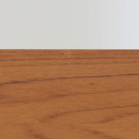 デンマーク製ブックシェルフです。小ぶりなサイズ感で扱いやすく、チーク材ならではの深みある木目と、縁にあしらわれた明るい木部のコントラストが北欧らしい端正な表情を生み出しています。無駄を削ぎ落としたシンプルな構造は圧迫感が少なく、書籍はもちろん、お気に入りの雑貨やオブジェを飾るディスプレイ棚としても活躍。リビングや寝室、デスク横にも取り入れやすく、経年で増した木肌の風合いが空間に穏やかな温もりとビンテージならではの存在感を添える一台です。