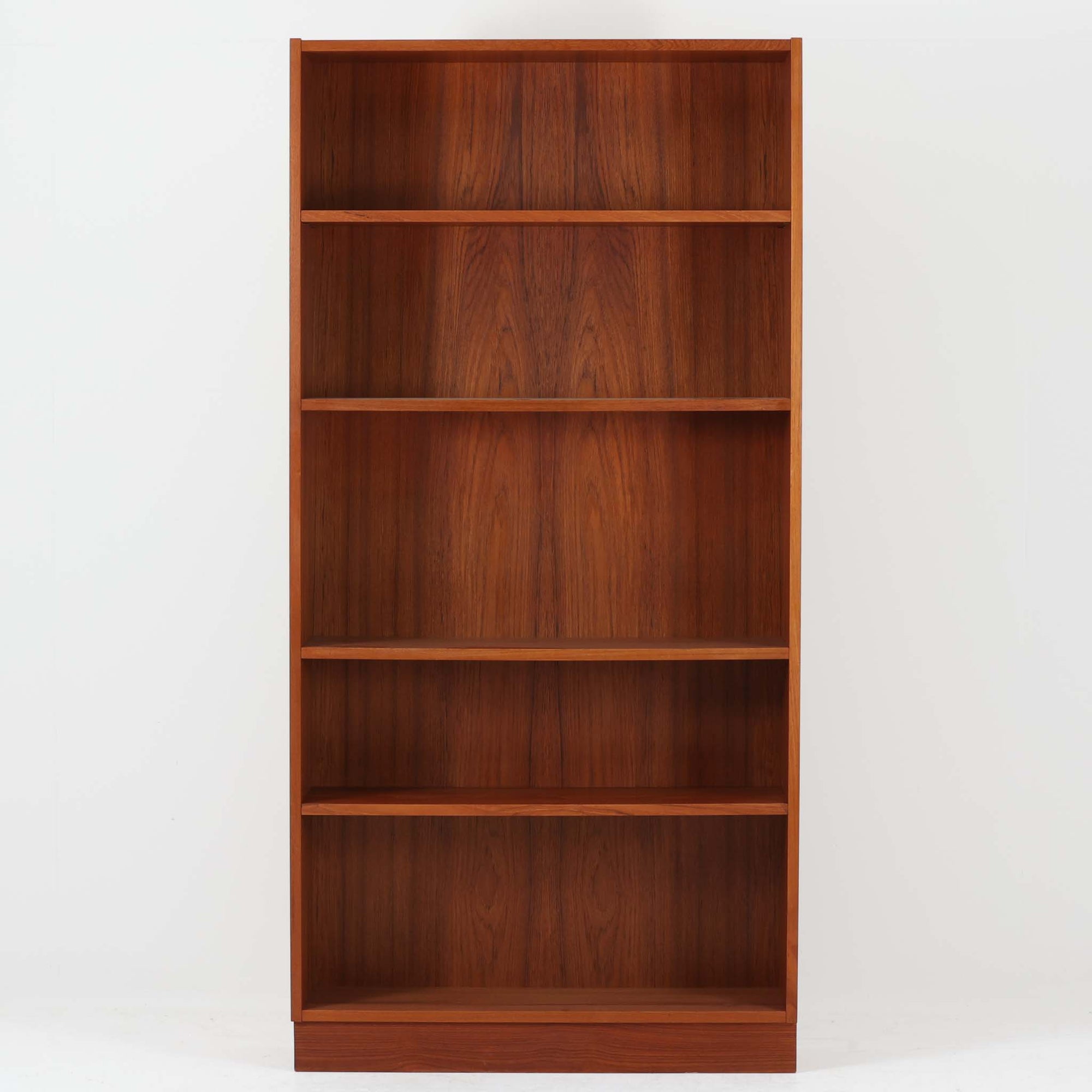 N. P. Nielsenがデザインし、Sejling Skabeが製作したブックシェルフです。美しいチーク材の豊かな木目を全面に活かした端正な佇まいが魅力で、無駄を削ぎ落としたシンプルな構造が空間に上質な落ち着きをもたらします。高さを活かした縦長のフォルムは収納力に優れ、書籍をたっぷり収めるのはもちろん、アートブックやオブジェ、器を飾るディスプレイ棚としても映える一台。経年により深みを増した木肌の色艶と丁寧なつくりが、北欧ビンテージならではの静かな存在感と希少性を感じさせ、リビングや書斎を品よく整えてくれます。