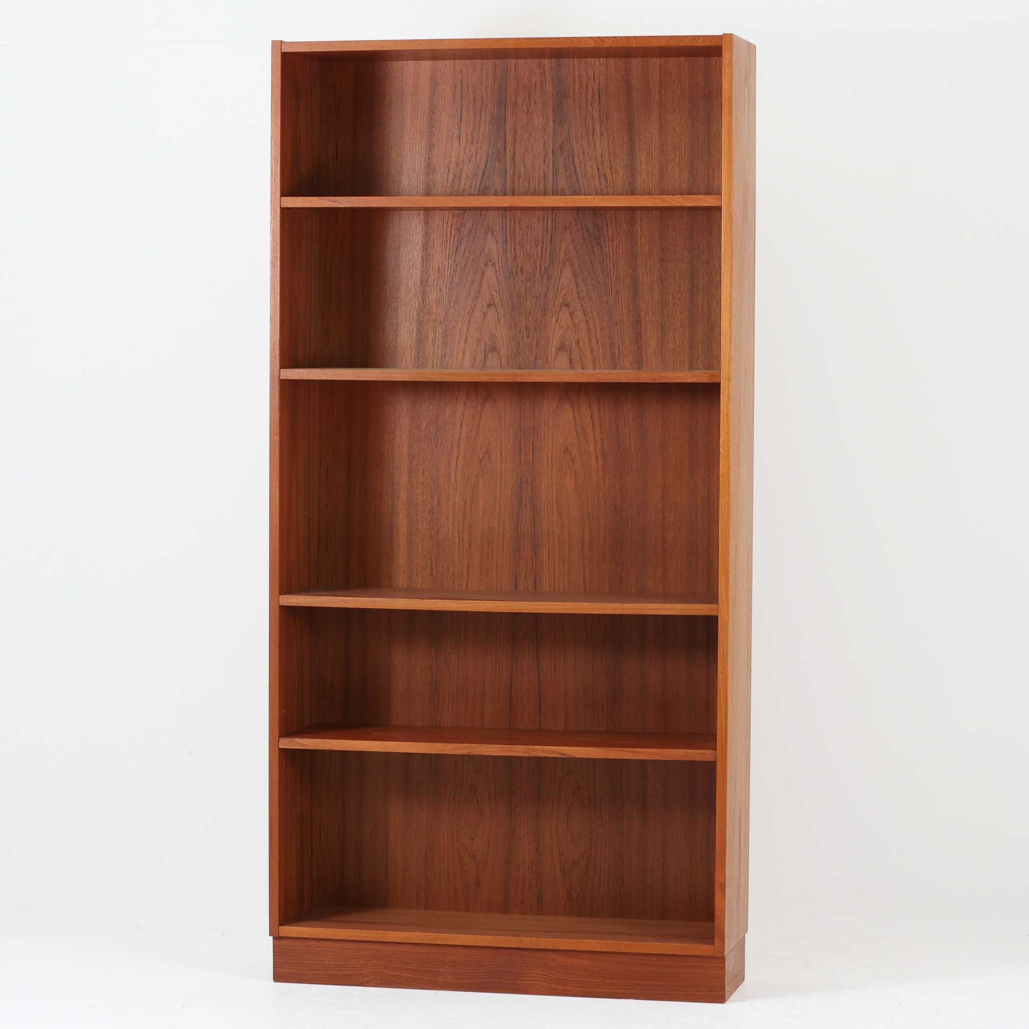 N. P. Nielsenがデザインし、Sejling Skabeが製作したブックシェルフです。美しいチーク材の豊かな木目を全面に活かした端正な佇まいが魅力で、無駄を削ぎ落としたシンプルな構造が空間に上質な落ち着きをもたらします。高さを活かした縦長のフォルムは収納力に優れ、書籍をたっぷり収めるのはもちろん、アートブックやオブジェ、器を飾るディスプレイ棚としても映える一台。経年により深みを増した木肌の色艶と丁寧なつくりが、北欧ビンテージならではの静かな存在感と希少性を感じさせ、リビングや書斎を品よく整えてくれます。