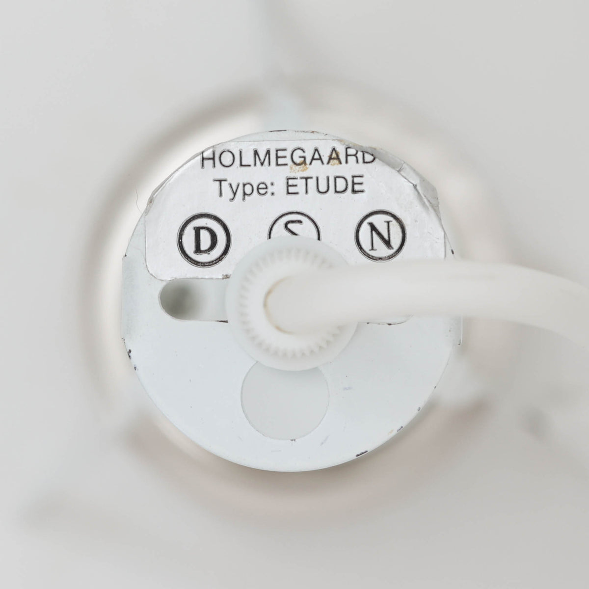 Holmegaardの「Etude」は、Michael Bang（マイケル・バング）が手掛けたガラス製のペンダントライトです。乳白色のガラスを用い、細く伸びるネックからふくらみを持たせた中央部、裾へ向かって大きく広がるシェードへと続く流麗なフォルムが印象的。存在感がありながら、ガラスならではの柔らかな光と軽やかな佇まいを楽しめます。ダイニングテーブルやリビングの主照明としても取り入れやすく、造形そのものの美しさも楽しめる北欧ビンテージ照明です。