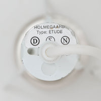 Holmegaardの「Etude」は、Michael Bang（マイケル・バング）が手掛けたガラス製のペンダントライトです。乳白色のガラスを用い、細く伸びるネックからふくらみを持たせた中央部、裾へ向かって大きく広がるシェードへと続く流麗なフォルムが印象的。存在感がありながら、ガラスならではの柔らかな光と軽やかな佇まいを楽しめます。ダイニングテーブルやリビングの主照明としても取り入れやすく、造形そのものの美しさも楽しめる北欧ビンテージ照明です。