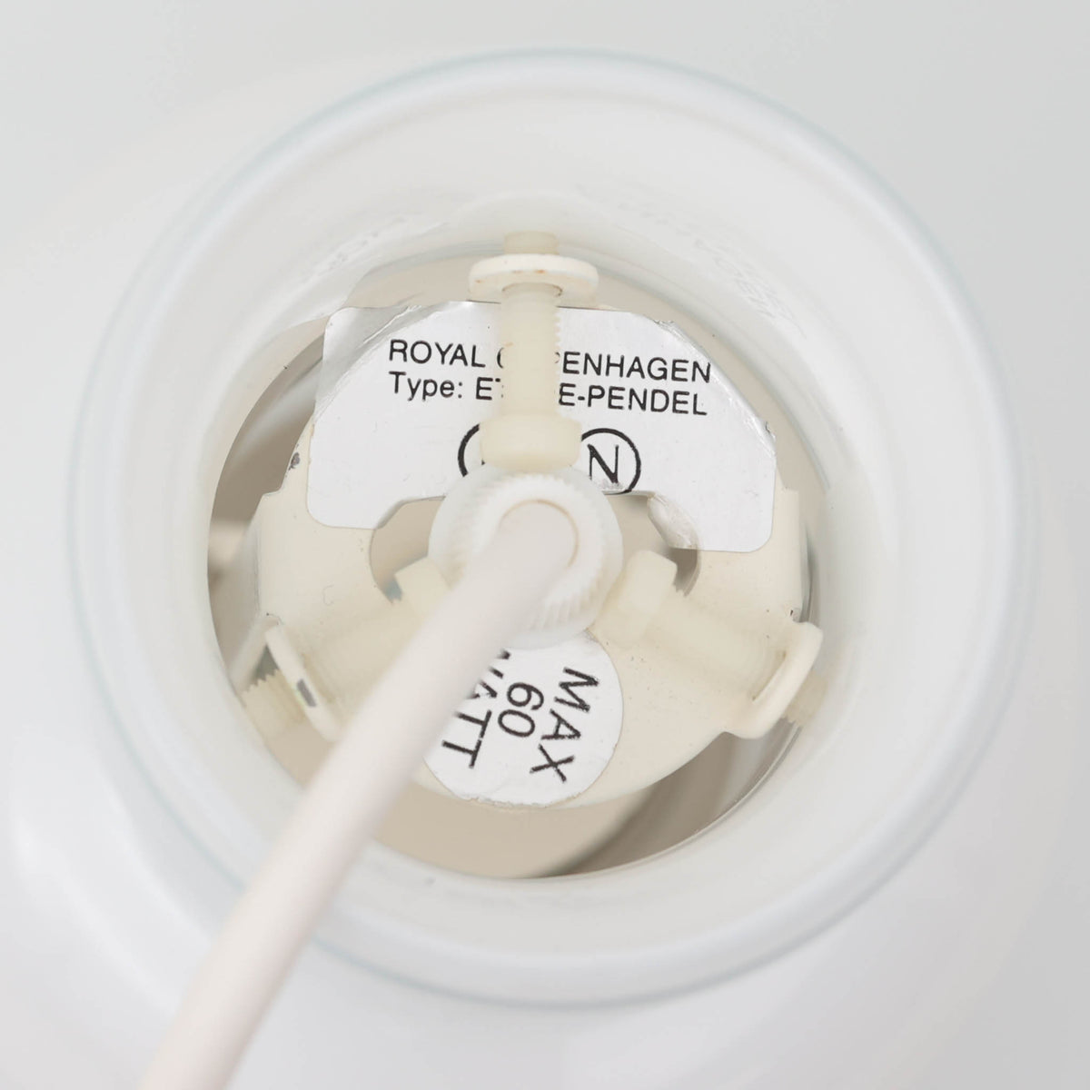 Holmegaardの「Etude」、Michael Bangによるデザインのデンマーク製ビンテージペンダントライトです。ガラスならではの滑らかな曲線を描くシェードは、中央のふくらみから裾へ大きく広がる優美なフォルムが印象的。乳白色のガラスが光を柔らかく透過し、点灯時には温かく穏やかな明かりが空間に広がります。存在感があり、ダイニングの主照明にもおすすめ。繊細なガラス造形に北欧ビンテージならではの美しさを感じられる一灯です。