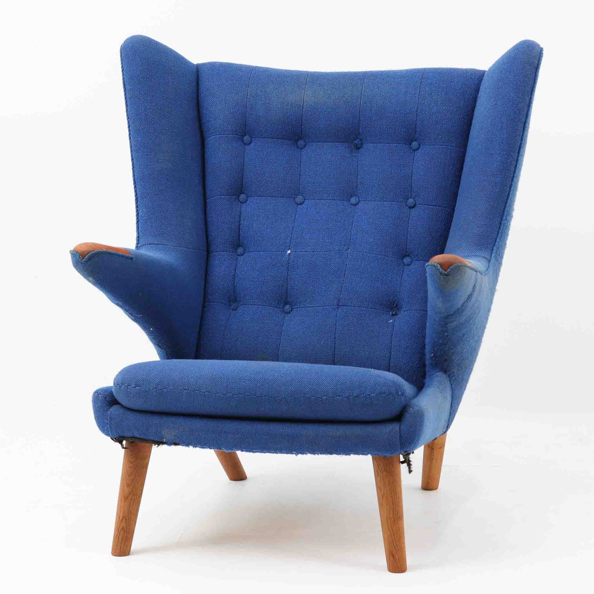 Hans J. Wegnerがデザインし、AP Stolenが製作したベアチェア AP-19 シングルソファです。包み込むように広がるハイバックと立体的なフォルムが特徴で、ゆったりと身体を預けられる快適な座り心地を生み出します。アーム先端のチーク材の滑らかな質感とオーク材の脚部による安定感のある構造が、美しいコントラストと上質な存在感を演出。張地内部にはビンテージ特有のスプリングが内包され、程よい弾力が寛ぎの時間をより豊かにします。空間の主役として北欧デザインの魅力を存分に味わえる一脚です。