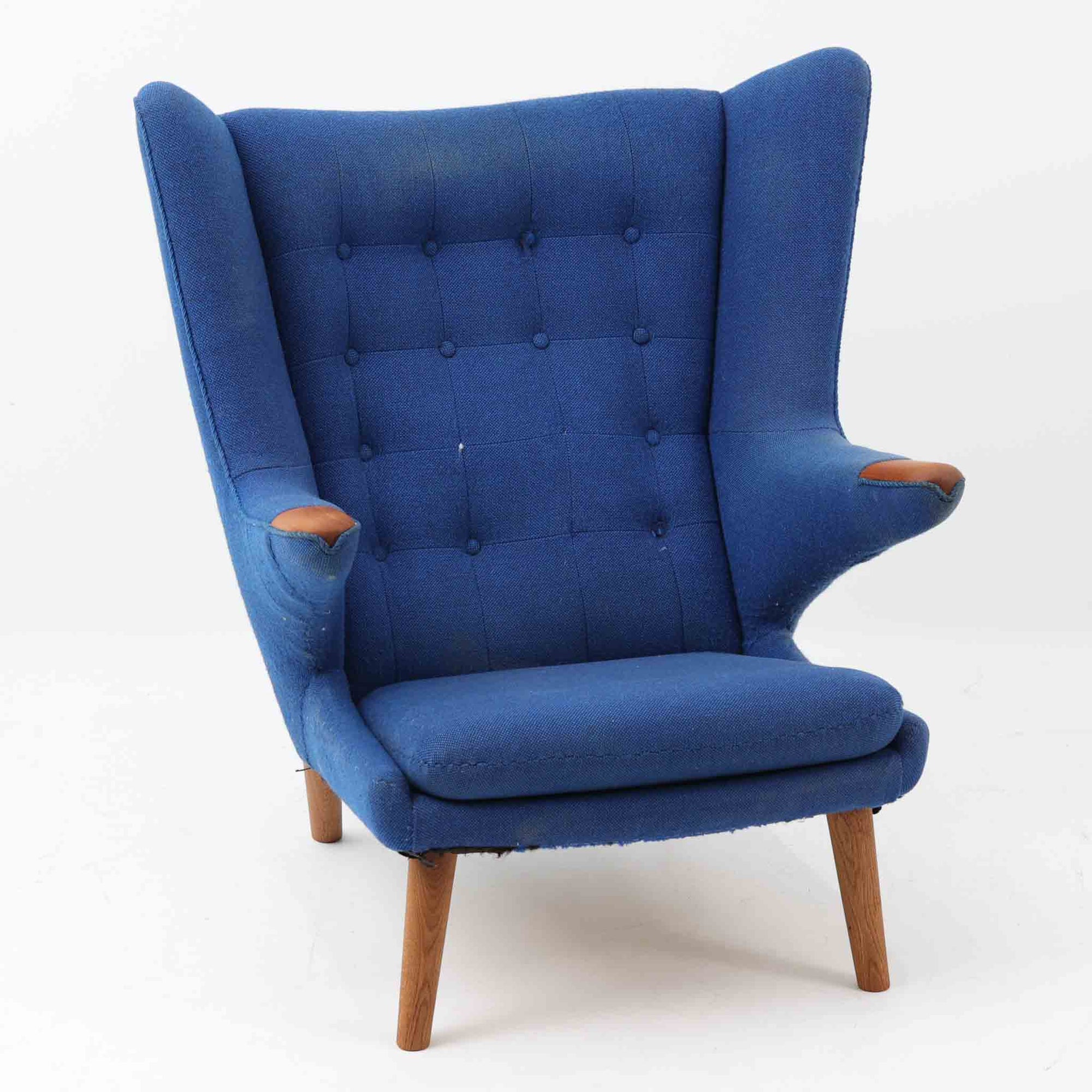 Hans J. Wegnerがデザインし、AP Stolenが製作したベアチェア AP-19 シングルソファです。包み込むように広がるハイバックと立体的なフォルムが特徴で、ゆったりと身体を預けられる快適な座り心地を生み出します。アーム先端のチーク材の滑らかな質感とオーク材の脚部による安定感のある構造が、美しいコントラストと上質な存在感を演出。張地内部にはビンテージ特有のスプリングが内包され、程よい弾力が寛ぎの時間をより豊かにします。空間の主役として北欧デザインの魅力を存分に味わえる一脚です。