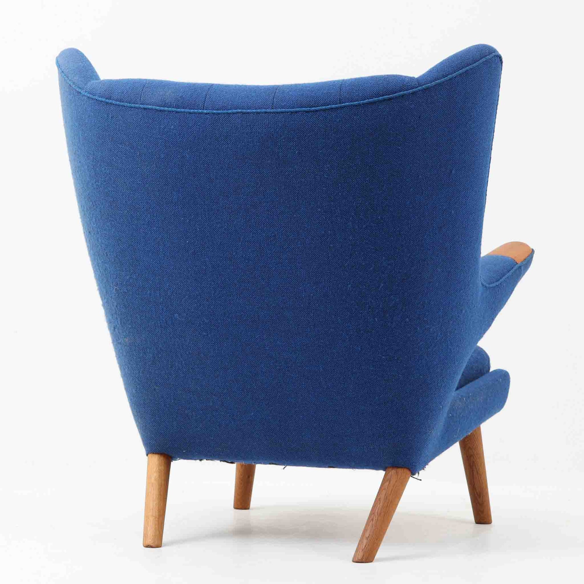 Hans J. Wegnerがデザインし、AP Stolenが製作したベアチェア AP-19 シングルソファです。包み込むように広がるハイバックと立体的なフォルムが特徴で、ゆったりと身体を預けられる快適な座り心地を生み出します。アーム先端のチーク材の滑らかな質感とオーク材の脚部による安定感のある構造が、美しいコントラストと上質な存在感を演出。張地内部にはビンテージ特有のスプリングが内包され、程よい弾力が寛ぎの時間をより豊かにします。空間の主役として北欧デザインの魅力を存分に味わえる一脚です。