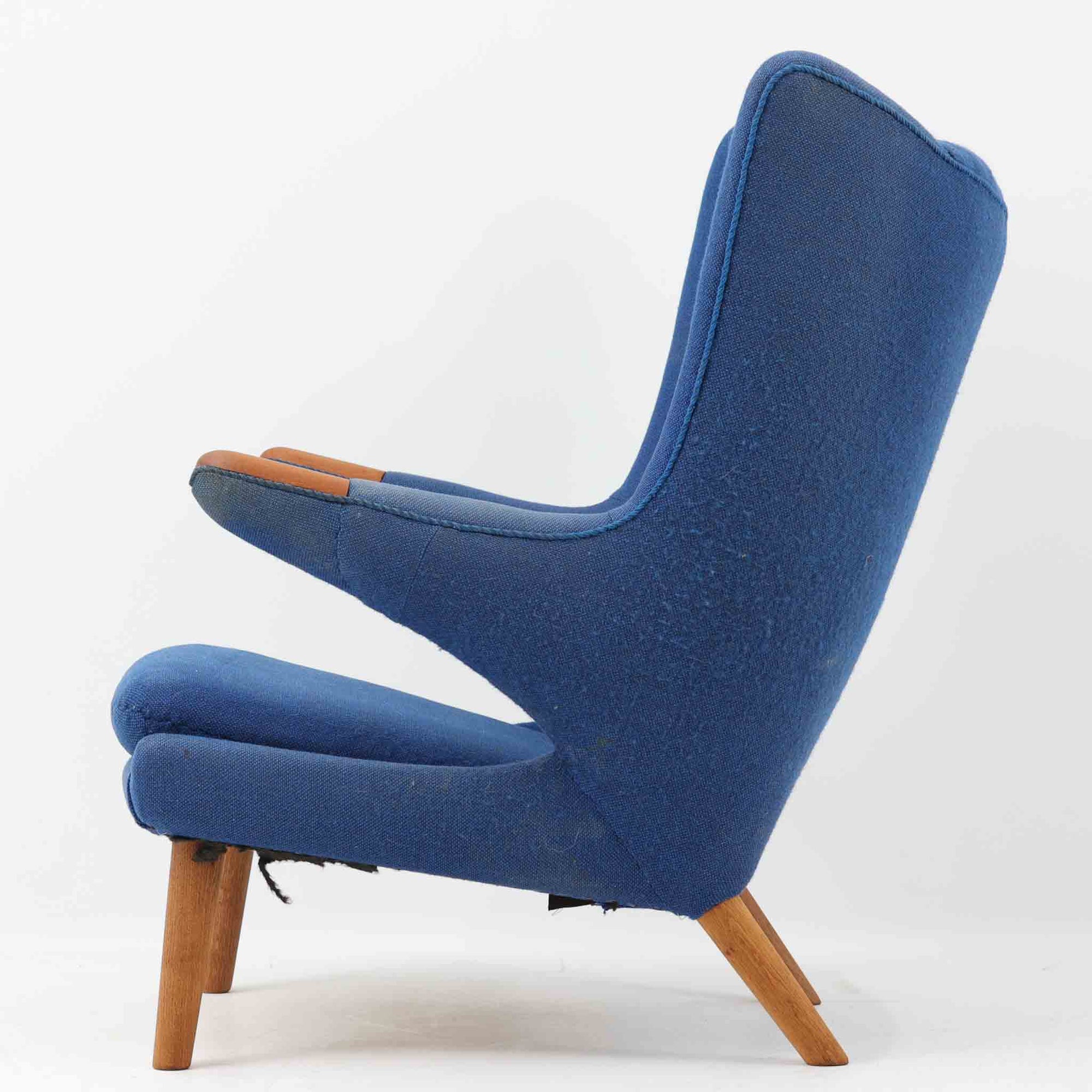 Hans J. Wegnerがデザインし、AP Stolenが製作したベアチェア AP-19 シングルソファです。包み込むように広がるハイバックと立体的なフォルムが特徴で、ゆったりと身体を預けられる快適な座り心地を生み出します。アーム先端のチーク材の滑らかな質感とオーク材の脚部による安定感のある構造が、美しいコントラストと上質な存在感を演出。張地内部にはビンテージ特有のスプリングが内包され、程よい弾力が寛ぎの時間をより豊かにします。空間の主役として北欧デザインの魅力を存分に味わえる一脚です。