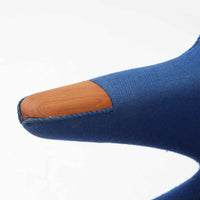 Hans J. Wegnerがデザインし、AP Stolenが製作したベアチェア AP-19 シングルソファです。包み込むように広がるハイバックと立体的なフォルムが特徴で、ゆったりと身体を預けられる快適な座り心地を生み出します。アーム先端のチーク材の滑らかな質感とオーク材の脚部による安定感のある構造が、美しいコントラストと上質な存在感を演出。張地内部にはビンテージ特有のスプリングが内包され、程よい弾力が寛ぎの時間をより豊かにします。空間の主役として北欧デザインの魅力を存分に味わえる一脚です。