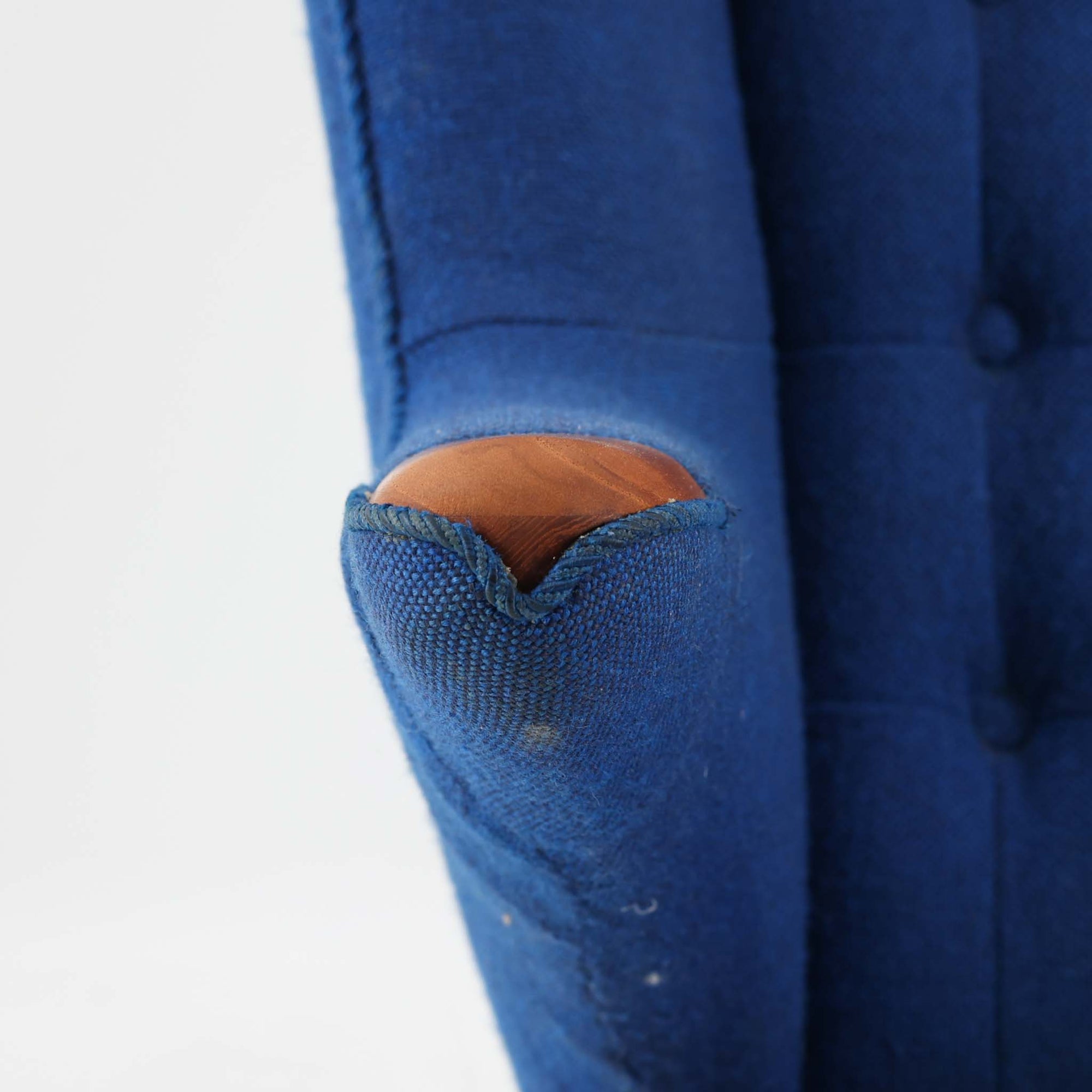 Hans J. Wegnerがデザインし、AP Stolenが製作したベアチェア AP-19 シングルソファです。包み込むように広がるハイバックと立体的なフォルムが特徴で、ゆったりと身体を預けられる快適な座り心地を生み出します。アーム先端のチーク材の滑らかな質感とオーク材の脚部による安定感のある構造が、美しいコントラストと上質な存在感を演出。張地内部にはビンテージ特有のスプリングが内包され、程よい弾力が寛ぎの時間をより豊かにします。空間の主役として北欧デザインの魅力を存分に味わえる一脚です。