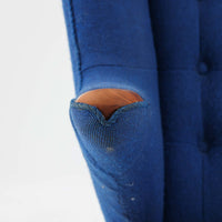 Hans J. Wegnerがデザインし、AP Stolenが製作したベアチェア AP-19 シングルソファです。包み込むように広がるハイバックと立体的なフォルムが特徴で、ゆったりと身体を預けられる快適な座り心地を生み出します。アーム先端のチーク材の滑らかな質感とオーク材の脚部による安定感のある構造が、美しいコントラストと上質な存在感を演出。張地内部にはビンテージ特有のスプリングが内包され、程よい弾力が寛ぎの時間をより豊かにします。空間の主役として北欧デザインの魅力を存分に味わえる一脚です。