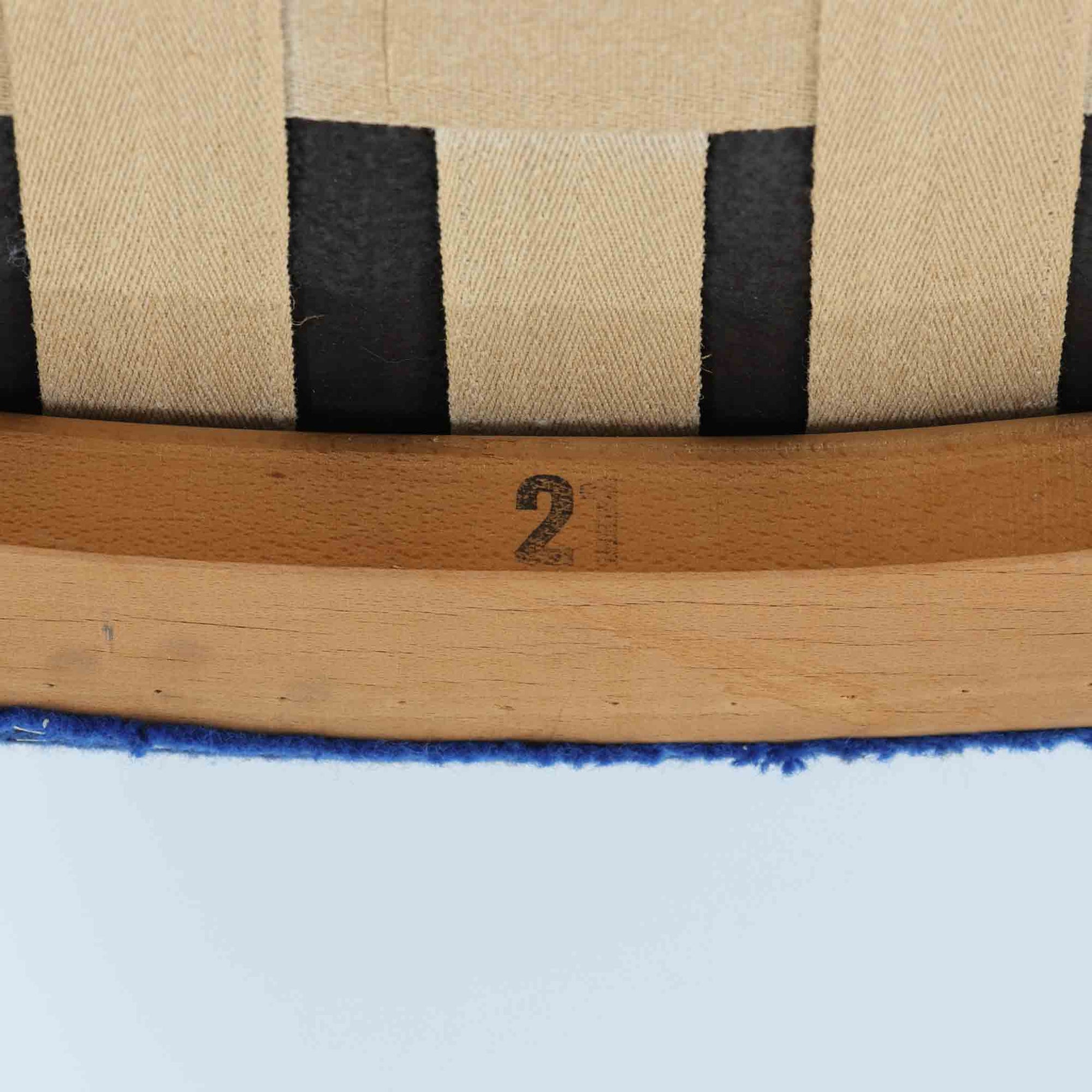 Hans J. Wegnerがデザインし、AP Stolenが製作したベアチェア AP-19 シングルソファです。包み込むように広がるハイバックと立体的なフォルムが特徴で、ゆったりと身体を預けられる快適な座り心地を生み出します。アーム先端のチーク材の滑らかな質感とオーク材の脚部による安定感のある構造が、美しいコントラストと上質な存在感を演出。張地内部にはビンテージ特有のスプリングが内包され、程よい弾力が寛ぎの時間をより豊かにします。空間の主役として北欧デザインの魅力を存分に味わえる一脚です。