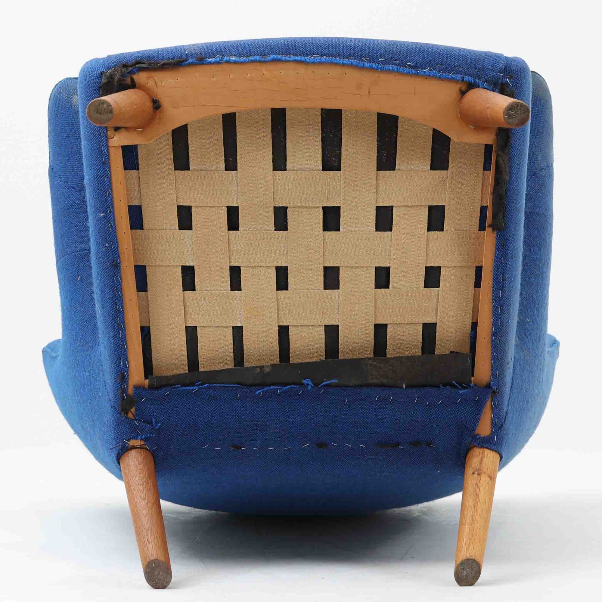 Hans J. Wegnerがデザインし、AP Stolenが製作したベアチェア AP-19 シングルソファです。包み込むように広がるハイバックと立体的なフォルムが特徴で、ゆったりと身体を預けられる快適な座り心地を生み出します。アーム先端のチーク材の滑らかな質感とオーク材の脚部による安定感のある構造が、美しいコントラストと上質な存在感を演出。張地内部にはビンテージ特有のスプリングが内包され、程よい弾力が寛ぎの時間をより豊かにします。空間の主役として北欧デザインの魅力を存分に味わえる一脚です。