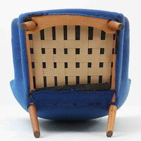 Hans J. Wegnerがデザインし、AP Stolenが製作したベアチェア AP-19 シングルソファです。包み込むように広がるハイバックと立体的なフォルムが特徴で、ゆったりと身体を預けられる快適な座り心地を生み出します。アーム先端のチーク材の滑らかな質感とオーク材の脚部による安定感のある構造が、美しいコントラストと上質な存在感を演出。張地内部にはビンテージ特有のスプリングが内包され、程よい弾力が寛ぎの時間をより豊かにします。空間の主役として北欧デザインの魅力を存分に味わえる一脚です。