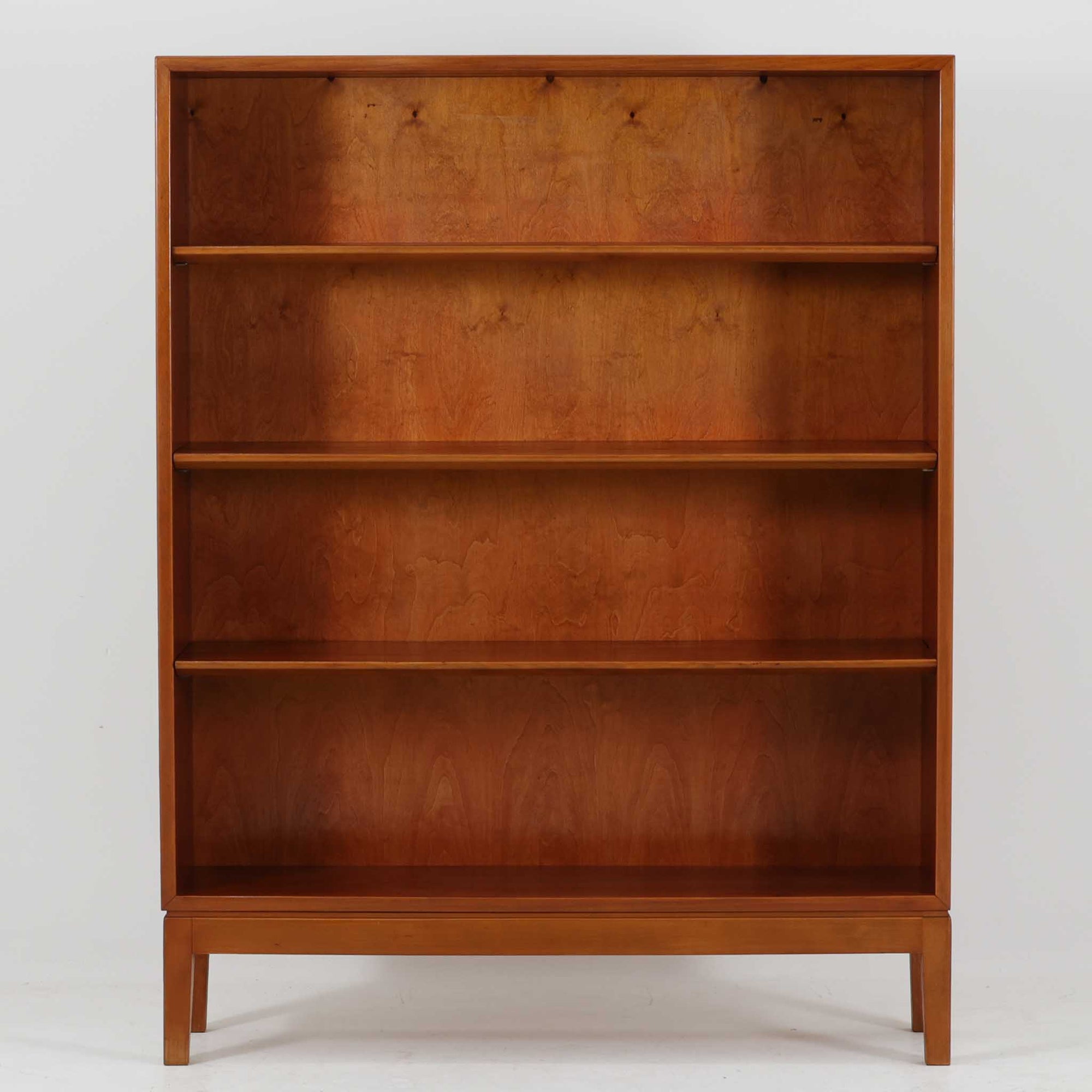 Illums Bolighusが取り扱ったブックシェルフです。マホガニー材の豊かな杢目が背板いっぱいに広がり、見る角度で表情を変える美しい木肌が印象的な一台。フレームや脚部にビーチ材を組み合わせることで、軽やかさと北欧らしい端正さを兼ね備えています。小ぶりで圧迫感の少ないサイズながら、棚板のバランスが良く、書籍や雑誌はもちろん、お気に入りの器やオブジェを飾るディスプレイ棚としても活躍。リビングや寝室、玄関先にも取り入れやすく、経年で深みを増した素材感がビンテージならではの上質な存在感を空間に添えます。