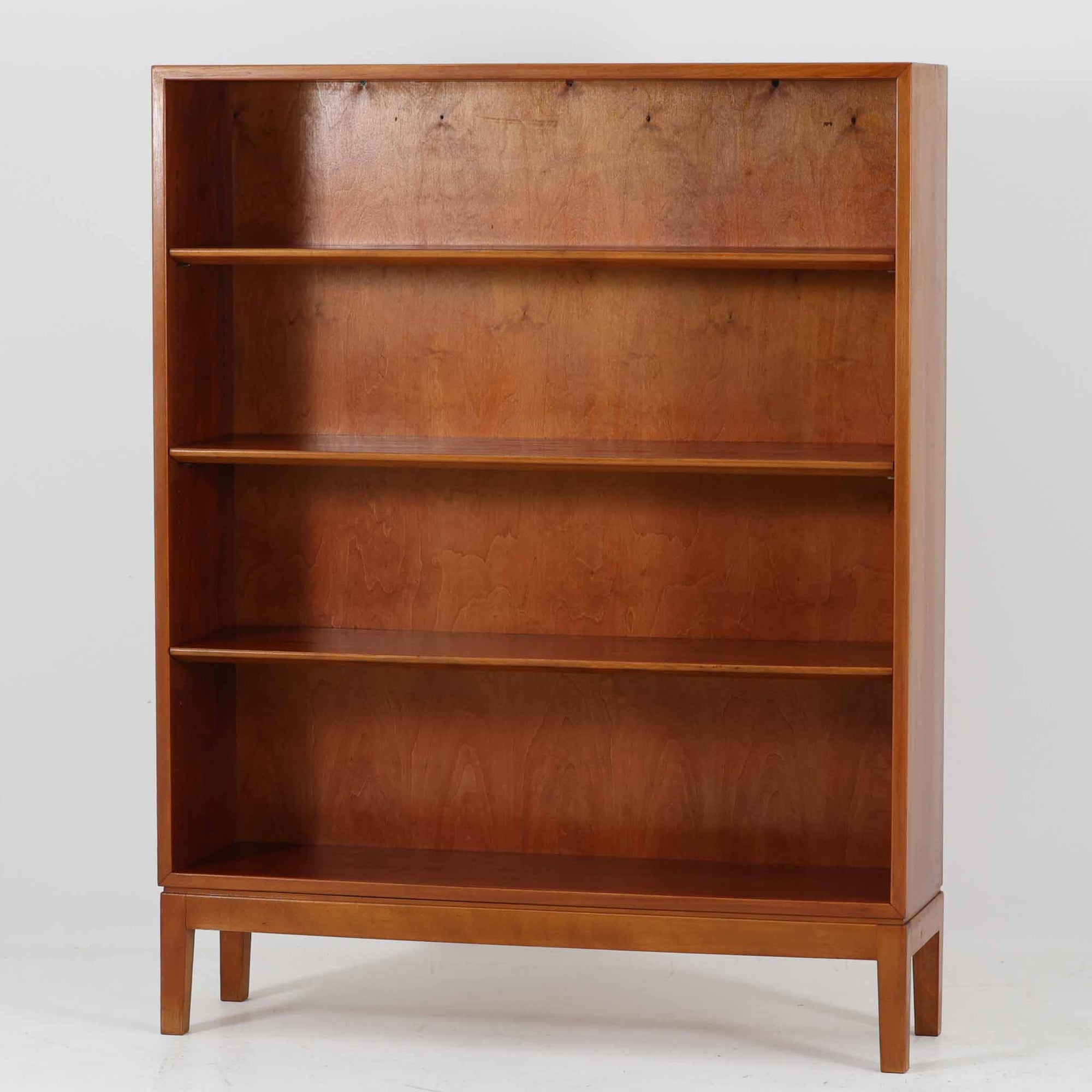 Illums Bolighusが取り扱ったブックシェルフです。マホガニー材の豊かな杢目が背板いっぱいに広がり、見る角度で表情を変える美しい木肌が印象的な一台。フレームや脚部にビーチ材を組み合わせることで、軽やかさと北欧らしい端正さを兼ね備えています。小ぶりで圧迫感の少ないサイズながら、棚板のバランスが良く、書籍や雑誌はもちろん、お気に入りの器やオブジェを飾るディスプレイ棚としても活躍。リビングや寝室、玄関先にも取り入れやすく、経年で深みを増した素材感がビンテージならではの上質な存在感を空間に添えます。