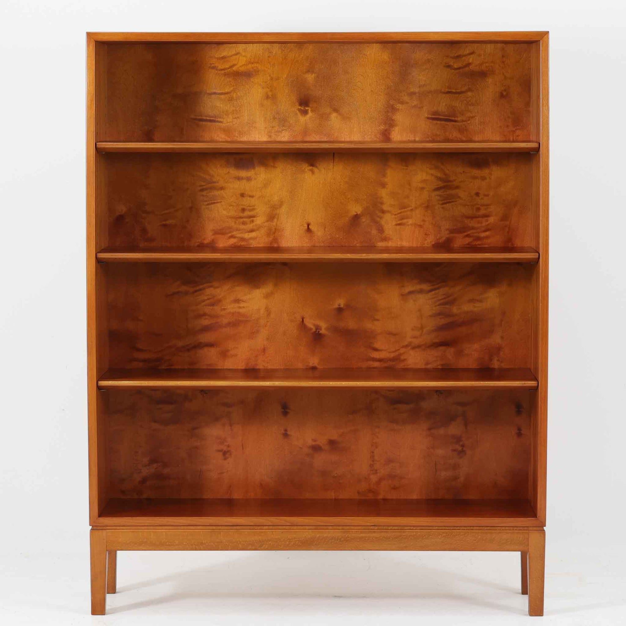 Illums Bolighusが取り扱ったブックシェルフです。マホガニー材の豊かな杢目が背板いっぱいに広がり、見る角度で表情を変える美しい木肌が印象的な一台。フレームや脚部にビーチ材を組み合わせることで、軽やかさと北欧らしい端正さを兼ね備えています。小ぶりで圧迫感の少ないサイズながら、棚板のバランスが良く、書籍や雑誌はもちろん、お気に入りの器やオブジェを飾るディスプレイ棚としても活躍。リビングや寝室、玄関先にも取り入れやすく、経年で深みを増した素材感がビンテージならではの上質な存在感を空間に添えます。