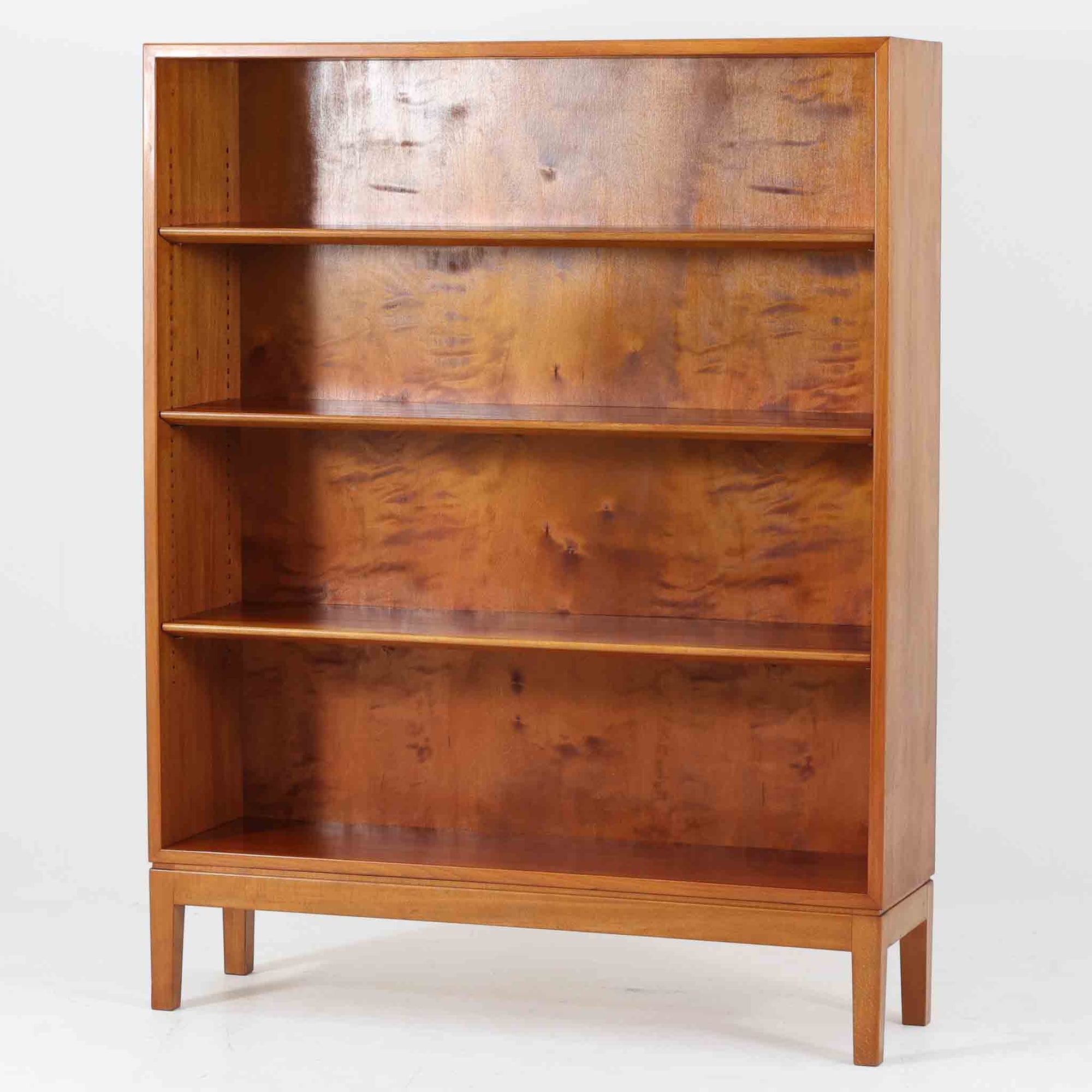 Illums Bolighusが取り扱ったブックシェルフです。マホガニー材の豊かな杢目が背板いっぱいに広がり、見る角度で表情を変える美しい木肌が印象的な一台。フレームや脚部にビーチ材を組み合わせることで、軽やかさと北欧らしい端正さを兼ね備えています。小ぶりで圧迫感の少ないサイズながら、棚板のバランスが良く、書籍や雑誌はもちろん、お気に入りの器やオブジェを飾るディスプレイ棚としても活躍。リビングや寝室、玄関先にも取り入れやすく、経年で深みを増した素材感がビンテージならではの上質な存在感を空間に添えます。