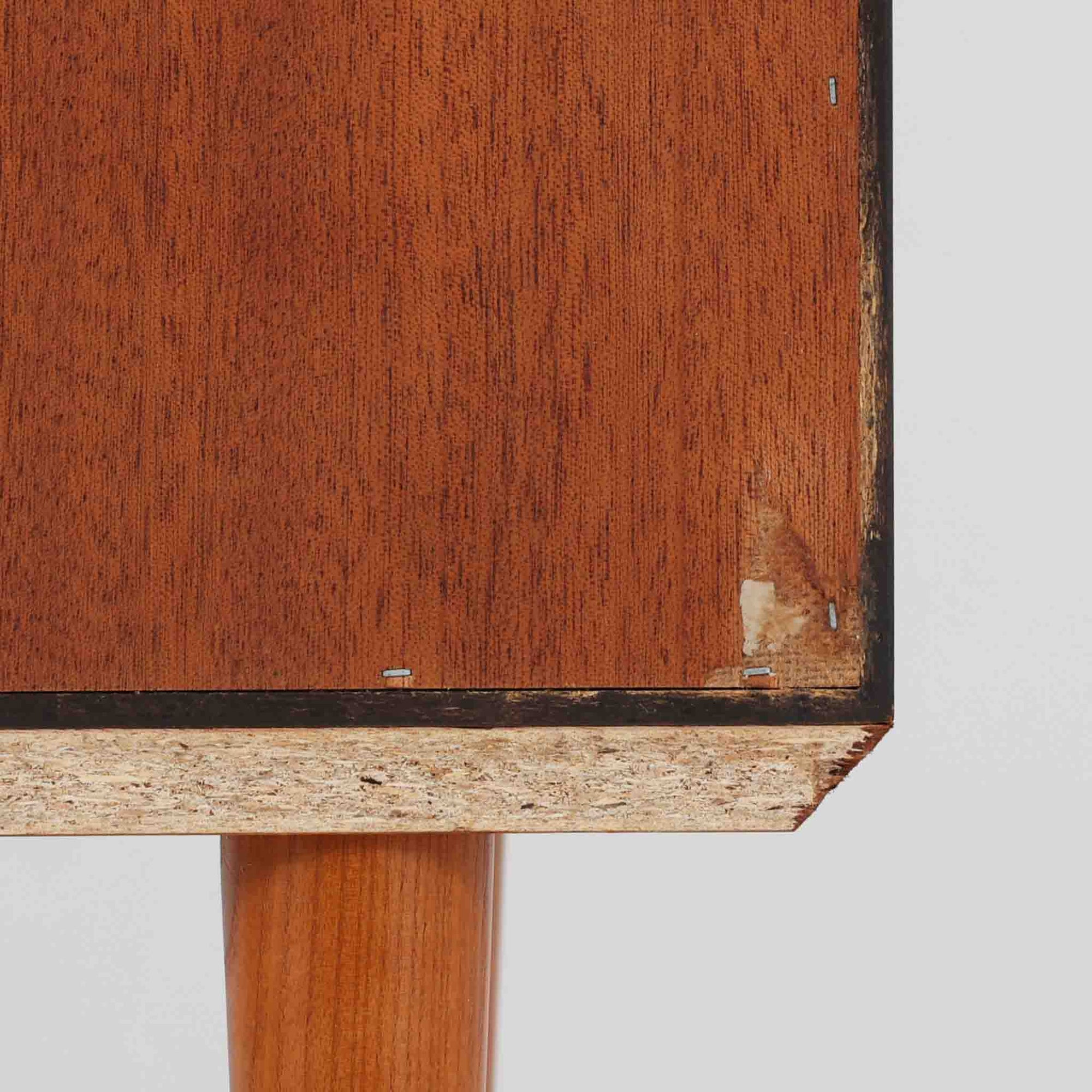 Hjornebo Mobelfabrik（ヒョルネボ・モーベルファブリック）によるデンマーク製のチーク材ブックシェルフです。幅86cmの使いやすいサイズに、すっきりとしたオープン構造と丸みを帯びた脚部を組み合わせた、軽やかな北欧デザインが魅力の一台。内部は2枚の棚板で実用的に仕切られ、書籍や雑誌の収納はもちろん、オブジェや器、オーディオ機器を飾るディスプレイシェルフとしても美しく映えます。背板には配線穴が設けられており、AVボードやサイドボード感覚でも取り入れやすい設計。経年により深みを増したチークの美しい木目と丁寧な造りが、ビンテージならではの上質な存在感と希少性を空間にもたらします。