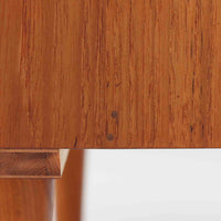 デンマークで製作されたチーク材のローボードです。幅100cmの小ぶりなサイズながら、温かみのある木目とシンプルな直線的フォルムが北欧らしい落ち着いた佇まいを演出します。前面には手掛け付きのスライド扉が備えられ、内部収納をすっきりと隠しながら使いやすさも確保。細身の脚部が軽やかな印象を与え、リビングや玄関、ベッドサイドなど様々な空間で活躍します。背板には壁掛け用の金具が取り付けられており、収納内部にはDIYによる木材の追加や小さな穴が見られますが、ビンテージ品ならではの味わいとして楽しめる一台です。