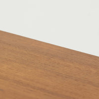 温かみのあるチーク材を使用した北欧ビンテージのキャビネット。上部は引き戸収納、下部はオープンシェルフとレコード収納を備えた機能的な設計で、限られたスペースでも効率よく整理整頓が可能です。すっきりとした直線的なフォルムと繊細な脚部が軽やかな印象を与え、チーク材特有の美しい木目が空間に上質な雰囲気をもたらします。収納家具としてはもちろん、本や雑貨、オーディオ機器のディスプレイにも活躍する実用性とデザイン性を兼ね備えた一台です。