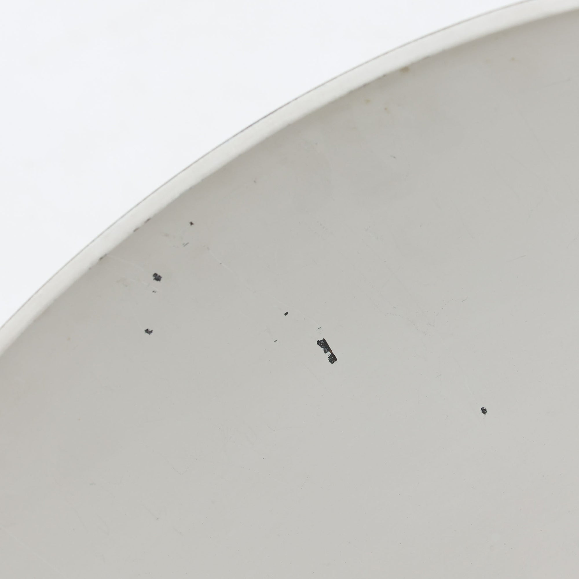 Vilhelm Wohlert &amp; Jorgen BoによってデザインされたLouisianaペンダントライトです。真鍮を用いた半球形のシンプルなフォルムが美しく、素材そのものの質感を活かした洗練されたデザインが魅力です。内側をホワイト仕上げとすることで効率よく光を反射し、テーブルや空間を柔らかく照らします。経年により深みを増した真鍮の風合いはビンテージならではの味わいを感じさせ、ダイニングやリビングの主役として存在感を発揮します。北欧モダンデザインを象徴する希少な一灯です。