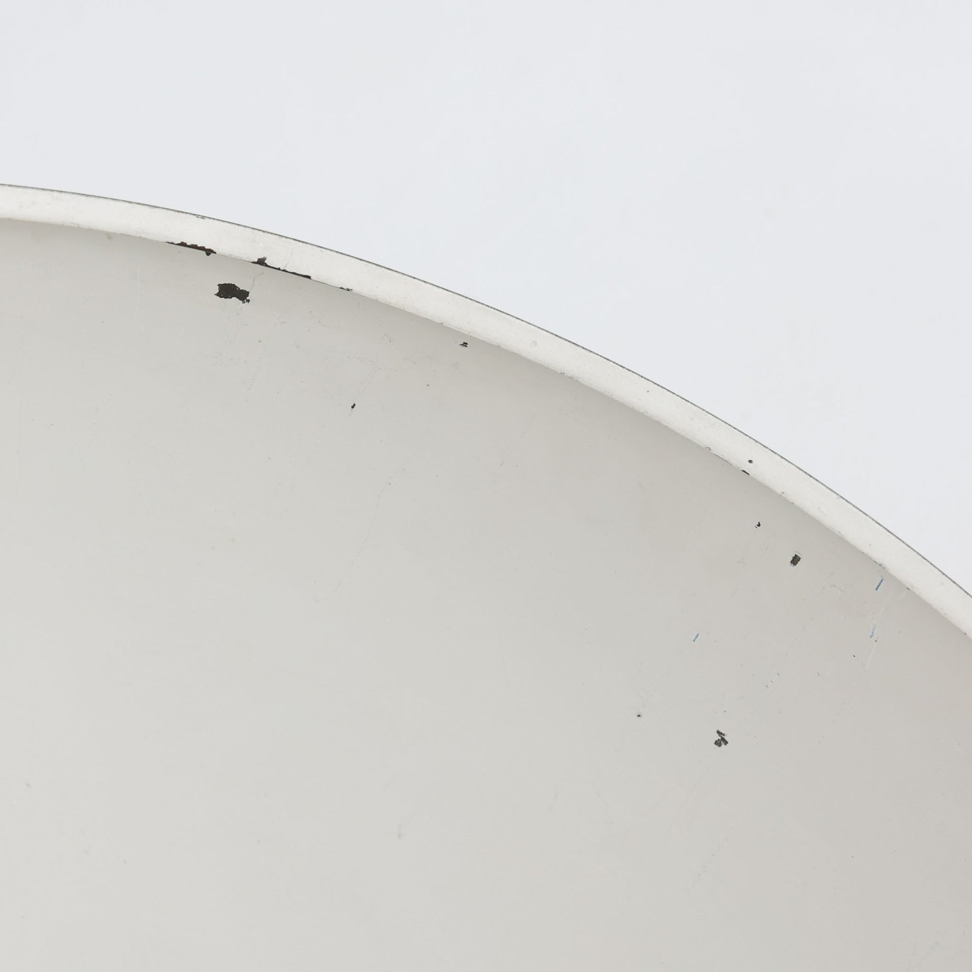 Vilhelm Wohlert &amp; Jorgen BoによってデザインされたLouisianaペンダントライトです。真鍮を用いた半球形のシンプルなフォルムが美しく、素材そのものの質感を活かした洗練されたデザインが魅力です。内側をホワイト仕上げとすることで効率よく光を反射し、テーブルや空間を柔らかく照らします。経年により深みを増した真鍮の風合いはビンテージならではの味わいを感じさせ、ダイニングやリビングの主役として存在感を発揮します。北欧モダンデザインを象徴する希少な一灯です。