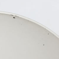 Vilhelm Wohlert & Jorgen BoによってデザインされたLouisianaペンダントライトです。真鍮を用いた半球形のシンプルなフォルムが美しく、素材そのものの質感を活かした洗練されたデザインが魅力です。内側をホワイト仕上げとすることで効率よく光を反射し、テーブルや空間を柔らかく照らします。経年により深みを増した真鍮の風合いはビンテージならではの味わいを感じさせ、ダイニングやリビングの主役として存在感を発揮します。北欧モダンデザインを象徴する希少な一灯です。