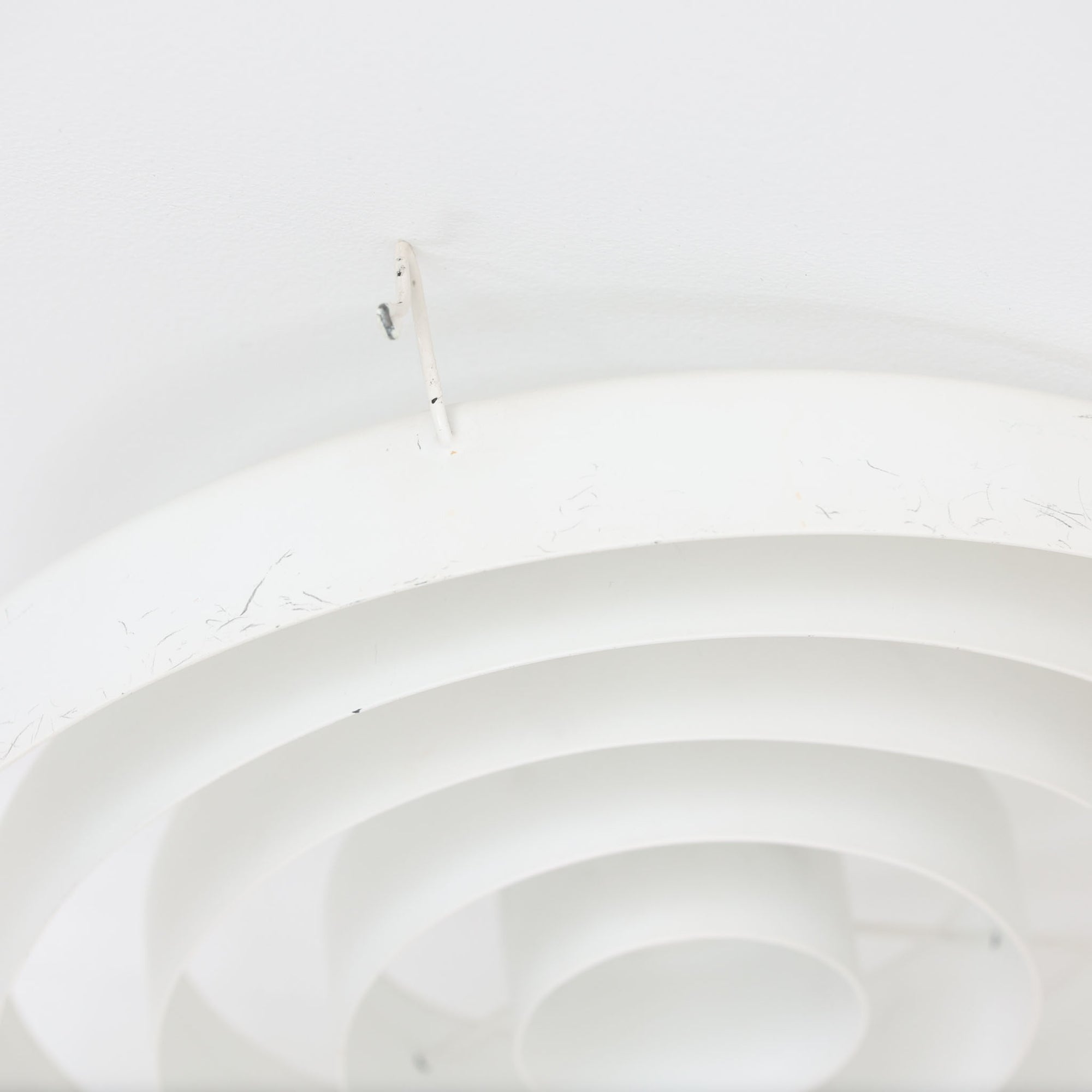 Vilhelm Wohlert &amp; Jorgen Boがデザインし、Louis Poulsenが製作した「Louisiana」ペンダントライトです。デンマークのルイジアナ美術館に設置されるために設計されたモデルで、空間に溶け込む美しいフォルムと機能性を兼ね備えています。シェードにはメッキではない無垢のコッパー素材を使用しており、経年により現れた緑青や塗装剥がれが、ビンテージならではの迫力ある表情と唯一無二の風合いを演出。内部にはスチール製リフレクターが備わり、柔らかな光を効率よく拡散します。ダイニングや店舗空間にも映える存在感ある北欧ビンテージ照明です。