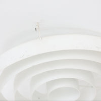 Vilhelm Wohlert & Jorgen Boがデザインし、Louis Poulsenが製作した「Louisiana」ペンダントライトです。デンマークのルイジアナ美術館に設置されるために設計されたモデルで、空間に溶け込む美しいフォルムと機能性を兼ね備えています。シェードにはメッキではない無垢のコッパー素材を使用しており、経年により現れた緑青や塗装剥がれが、ビンテージならではの迫力ある表情と唯一無二の風合いを演出。内部にはスチール製リフレクターが備わり、柔らかな光を効率よく拡散します。ダイニングや店舗空間にも映える存在感ある北欧ビンテージ照明です。
