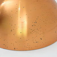 Vilhelm Wohlert & Jorgen Boがデザインし、Louis Poulsenが製作した「Louisiana」ペンダントライトです。デンマークのルイジアナ美術館に設置されるために設計されたモデルで、空間に溶け込む美しいフォルムと機能性を兼ね備えています。シェードにはメッキではない無垢のコッパー素材を使用しており、経年により現れた緑青や塗装剥がれが、ビンテージならではの迫力ある表情と唯一無二の風合いを演出。内部にはスチール製リフレクターが備わり、柔らかな光を効率よく拡散します。ダイニングや店舗空間にも映える存在感ある北欧ビンテージ照明です。