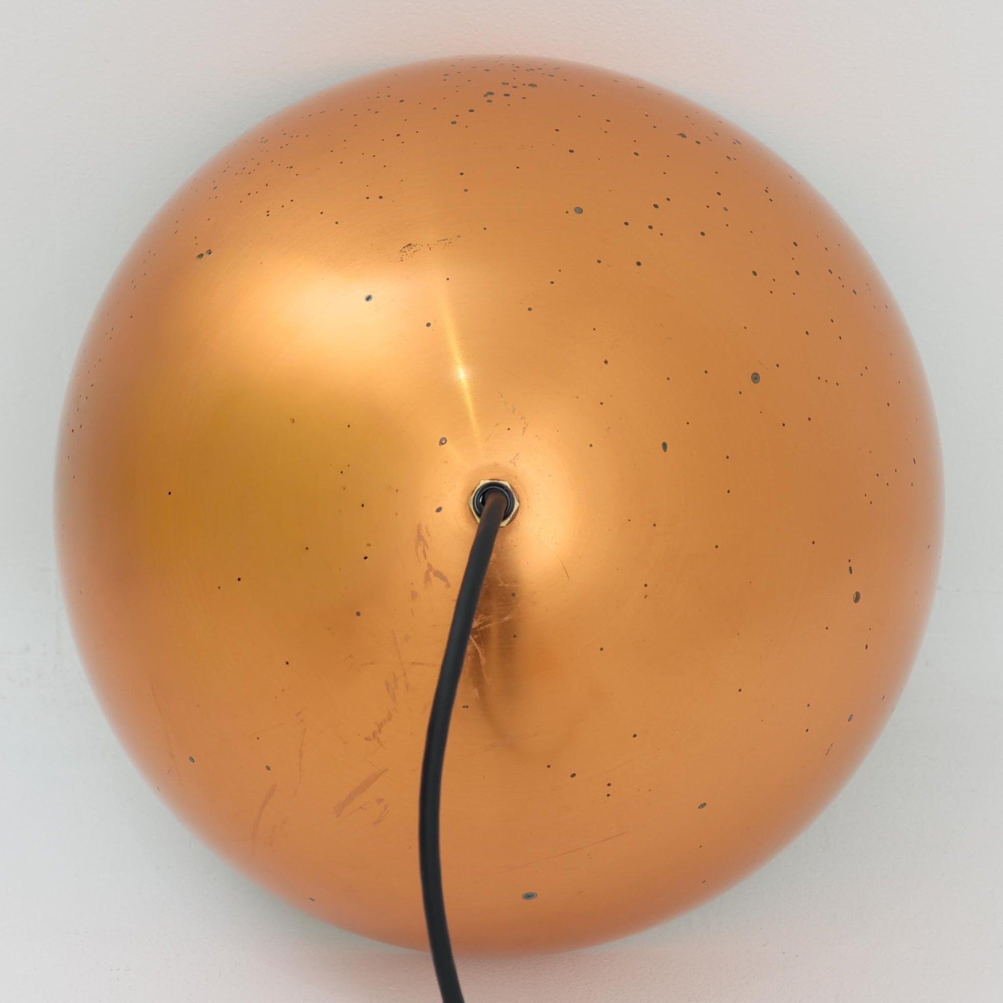 Vilhelm Wohlert &amp; Jorgen Boがデザインし、Louis Poulsenが製作した「Louisiana」ペンダントライトです。デンマークのルイジアナ美術館に設置されるために設計されたモデルで、空間に溶け込む美しいフォルムと機能性を兼ね備えています。シェードにはメッキではない無垢のコッパー素材を使用しており、経年により現れた緑青や塗装剥がれが、ビンテージならではの迫力ある表情と唯一無二の風合いを演出。内部にはスチール製リフレクターが備わり、柔らかな光を効率よく拡散します。ダイニングや店舗空間にも映える存在感ある北欧ビンテージ照明です。