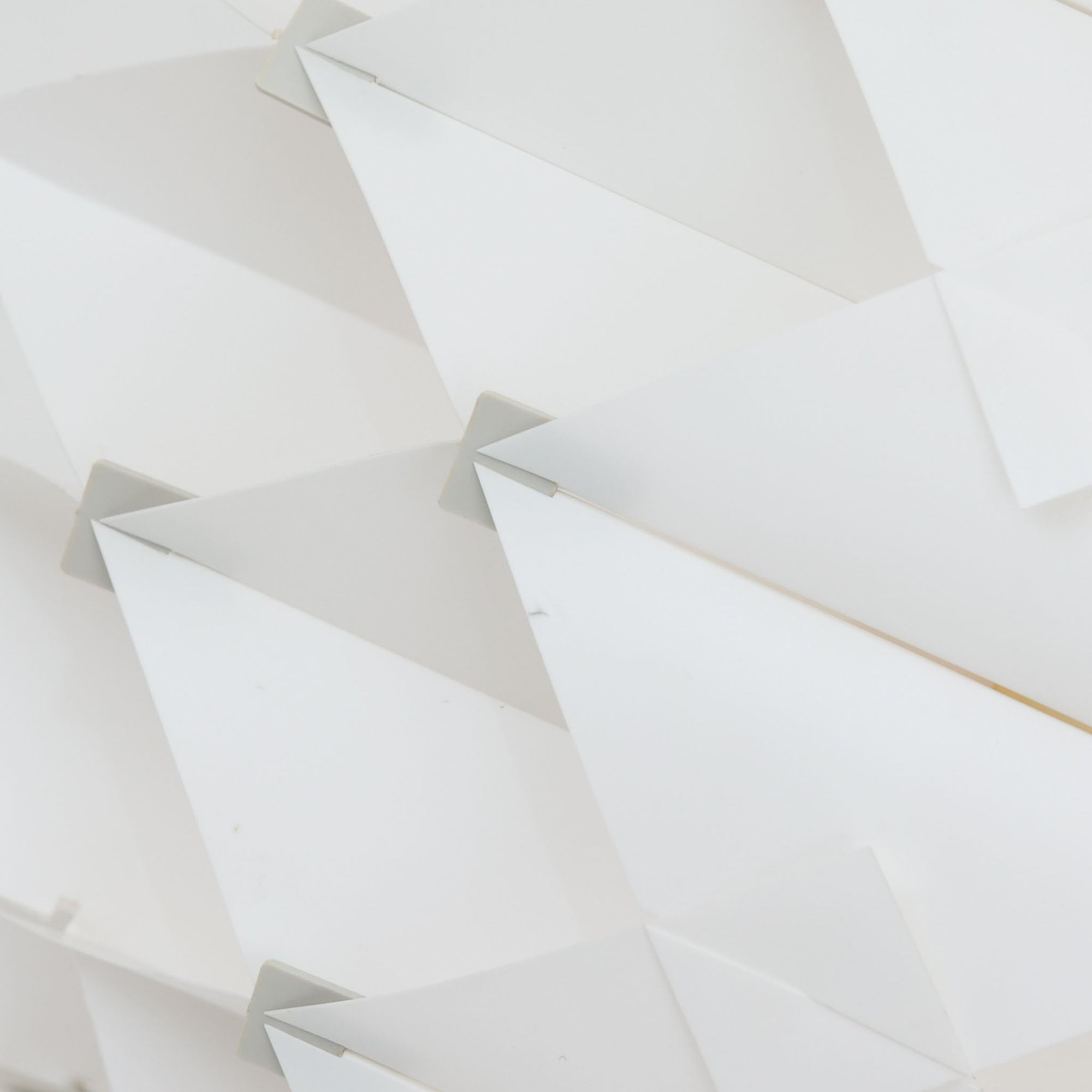 Lars Schiolerがデザインし、Hoyrupが手掛けたモデル「Butterfly」のペンダントライトです。プラスチックシートを幾何学的に組み合わせた立体構造が特徴で、点灯時には光と影が重なり合い美しい陰影を生み出します。軽やかな素材ながら彫刻的な存在感を持ち、空間のアクセントとして印象的に映える一灯。経年による風合いも相まって、北欧ビンテージならではのデザイン性と希少性を楽しめ、ダイニングやリビングに柔らかな雰囲気をもたらします。