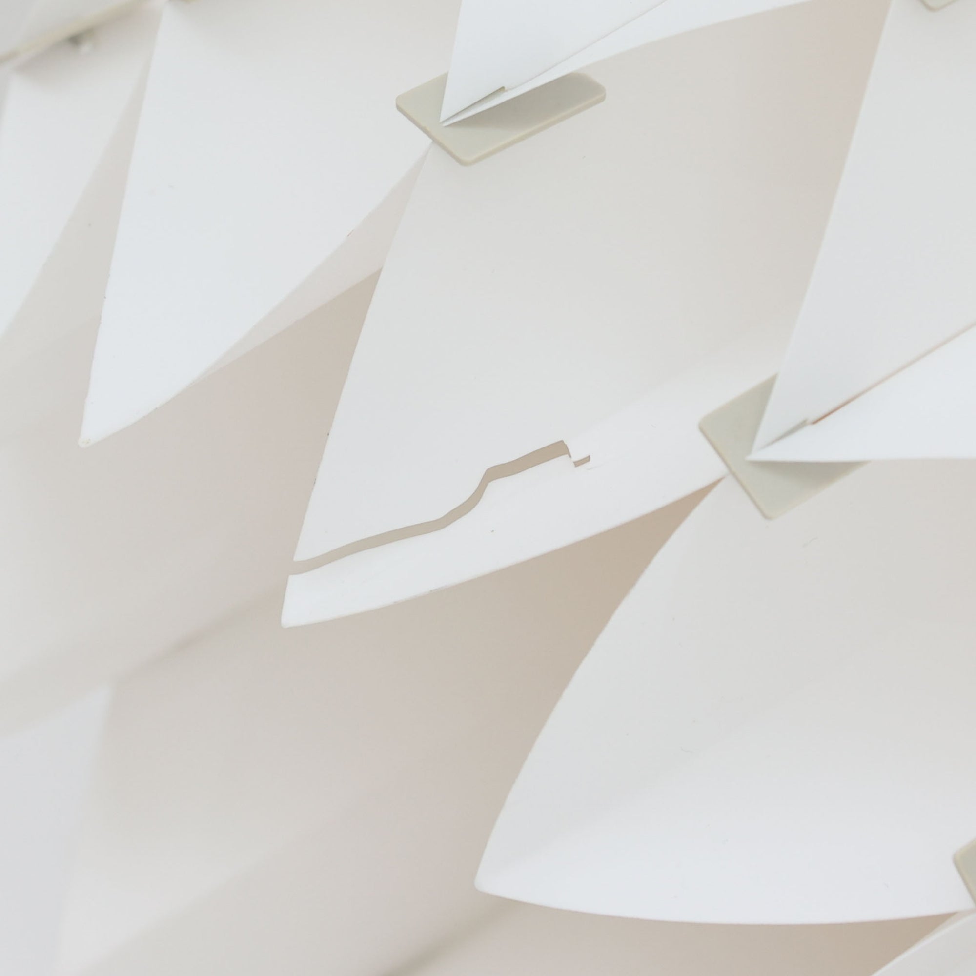 Lars Schiolerがデザインし、Hoyrupが手掛けたモデル「Butterfly」のペンダントライトです。プラスチックシートを幾何学的に組み合わせた立体構造が特徴で、点灯時には光と影が重なり合い美しい陰影を生み出します。軽やかな素材ながら彫刻的な存在感を持ち、空間のアクセントとして印象的に映える一灯。経年による風合いも相まって、北欧ビンテージならではのデザイン性と希少性を楽しめ、ダイニングやリビングに柔らかな雰囲気をもたらします。