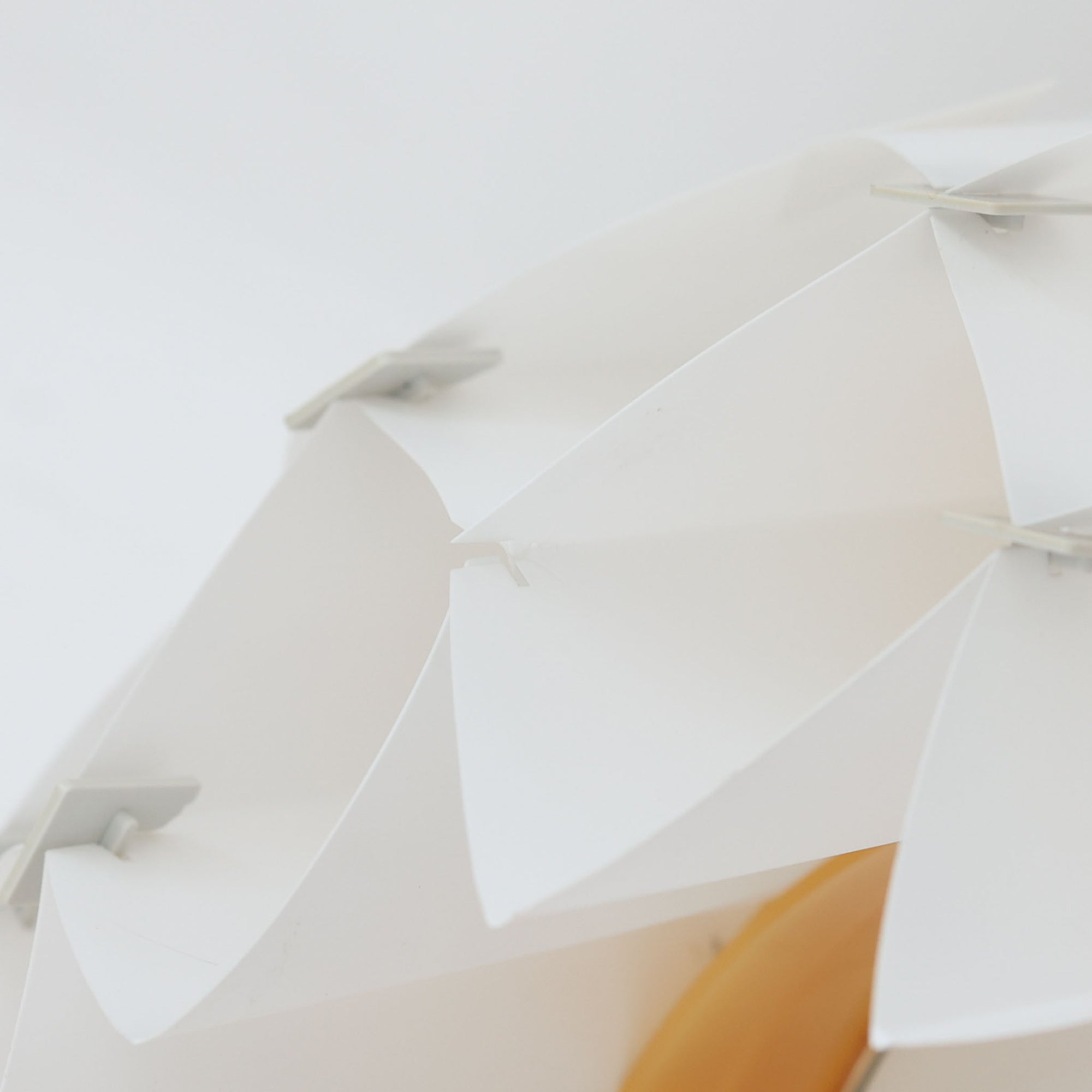 Lars Schiolerがデザインし、Hoyrupが手掛けたモデル「Butterfly」のペンダントライトです。プラスチックシートを幾何学的に組み合わせた立体構造が特徴で、点灯時には光と影が重なり合い美しい陰影を生み出します。軽やかな素材ながら彫刻的な存在感を持ち、空間のアクセントとして印象的に映える一灯。経年による風合いも相まって、北欧ビンテージならではのデザイン性と希少性を楽しめ、ダイニングやリビングに柔らかな雰囲気をもたらします。